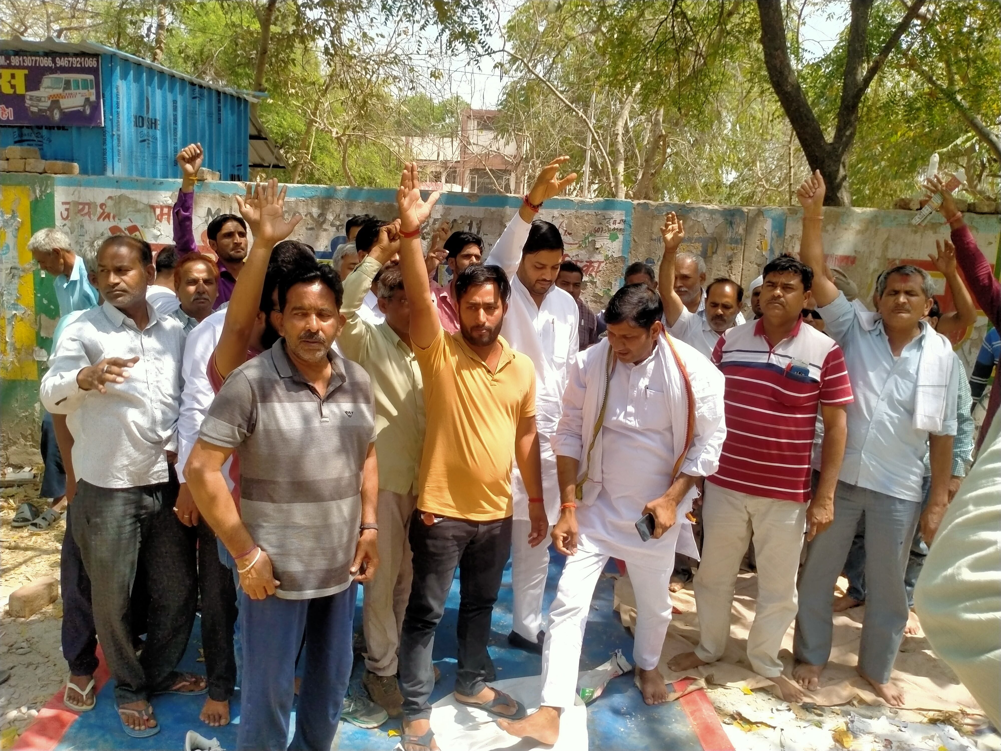  रेलवे रोड पर नारेबाजी करते दुकानदार।  संवाद