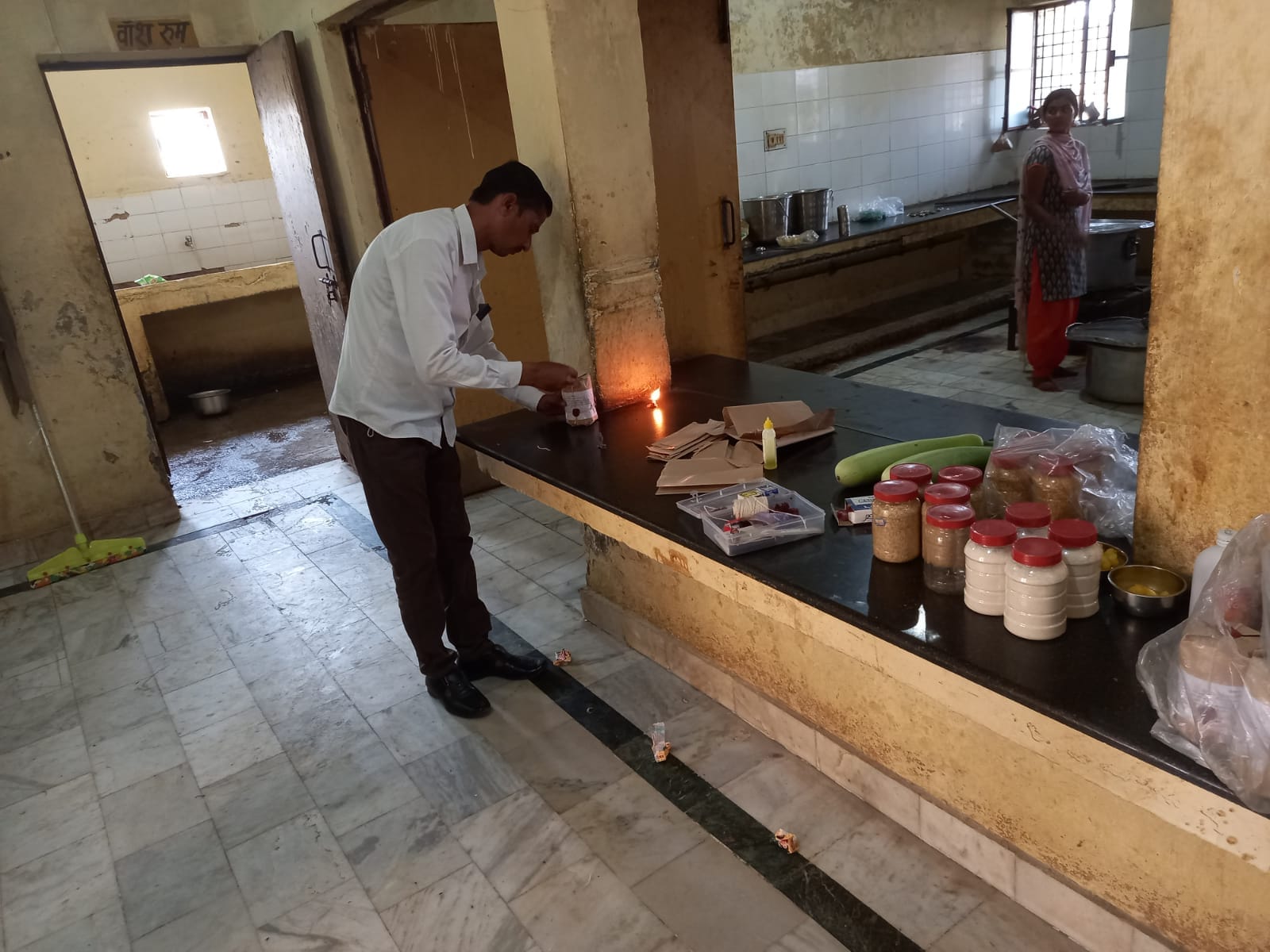 समरेर ब्लाक (बदायूं)स्थित विद्यालय में खाद्य पदार्थों का सैंपल लेते कर्मचारी। संवाद
