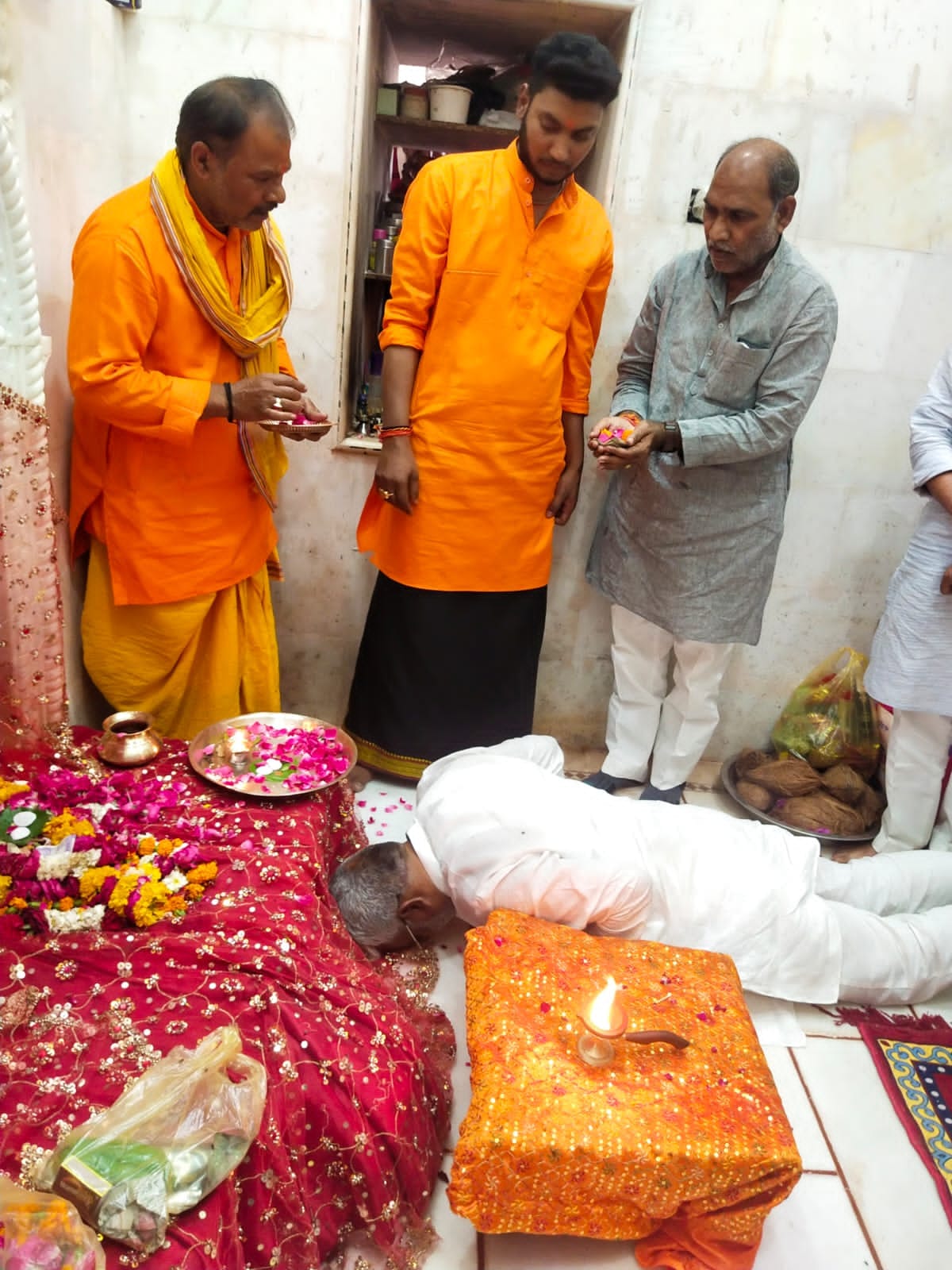सैदनगर स्थित मां अक्षरा देवी मंदिर में दंडवत होकर आराधना करते कैबिनेट मंत्री स्वतंत्र देव सिंह। सैदनगर स्थित मां अक्षरा देवी मंदिर में दंडवत होकर आराधना करते कैबिनेट मंत्री स्वतंत्र देव सिंह।