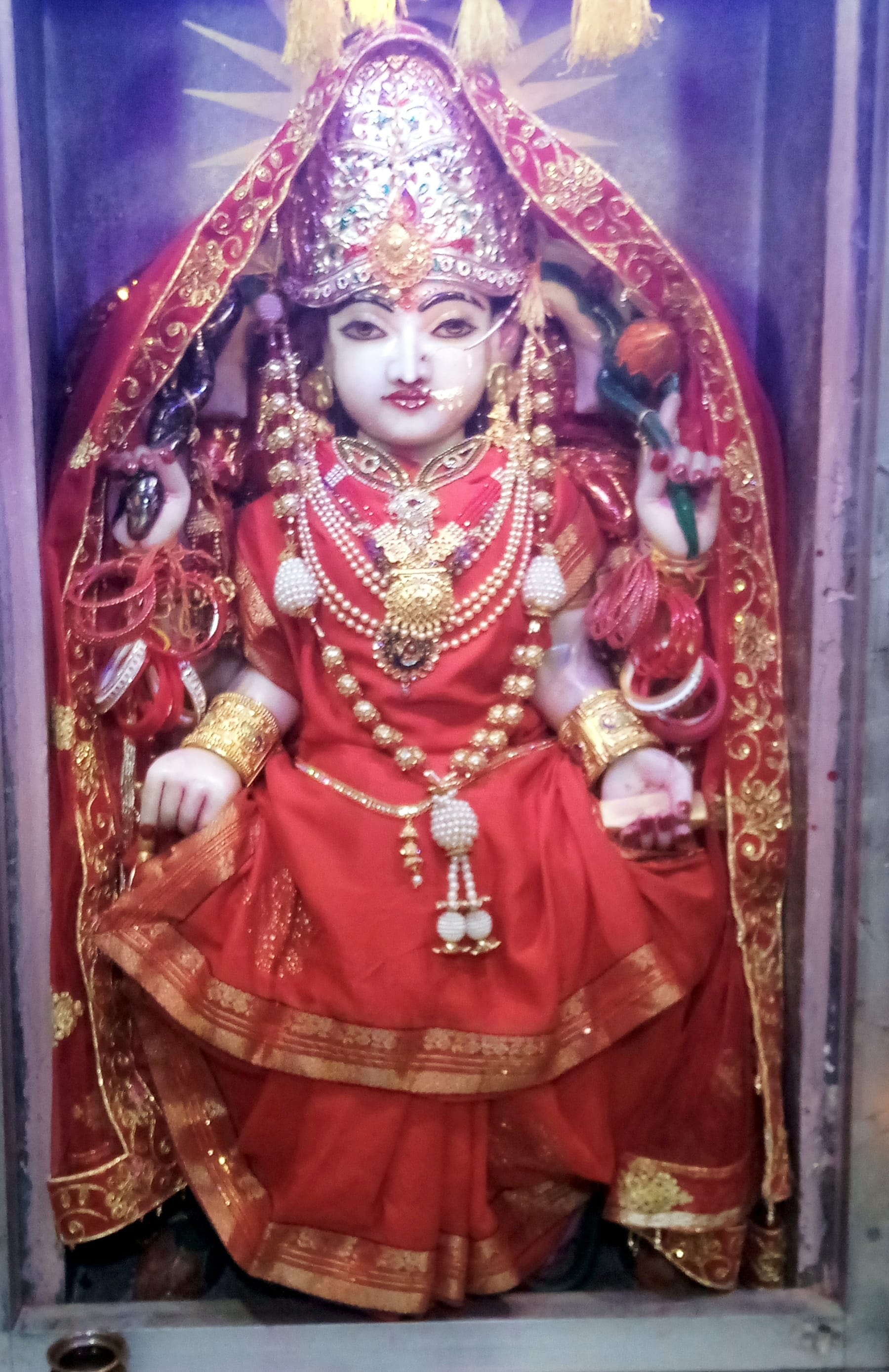 शामली के मोहल्ला राजो वाला स्थित चौदस वाला मंदिर में मां बाला सुंदरी की मूर्ति। शामली के मोहल्ला राजो वाला स्थित चौदस वाला मंदिर में मां बाला सुंदरी की मूर्ति।