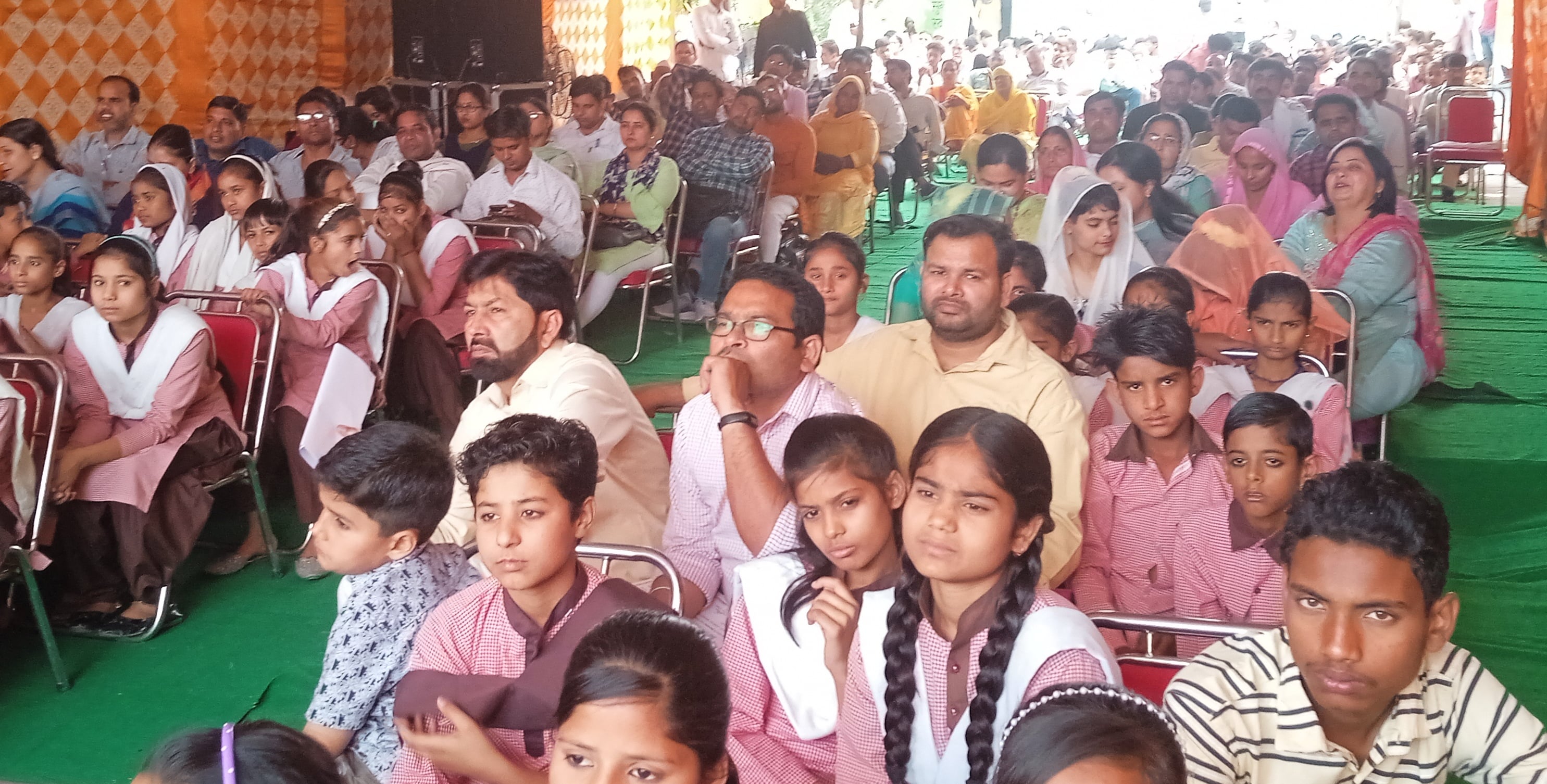 शामली क्षेत्र के गांव टपराना में स्कूल चलो अभियान के दौरान कार्यक्रम में भाग लेते छात्र-छात्राए? शामली क्षेत्र के गांव टपराना में स्कूल चलो अभियान के दौरान कार्यक्रम में भाग लेते छात्र-छात्राए?