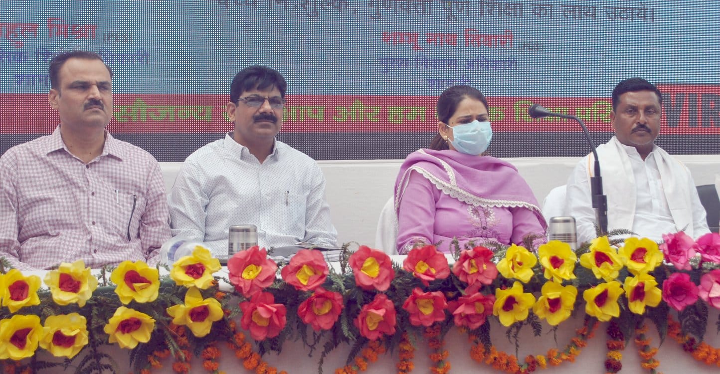 शामली क्षेत्र के गांव टपराना में स्कूल चलो अभियान के दौरान मंचासीन डीएम जसजीत कौर व ग्राम प्रधा? शामली क्षेत्र के गांव टपराना में स्कूल चलो अभियान के दौरान मंचासीन डीएम जसजीत कौर व ग्राम प्रधा?