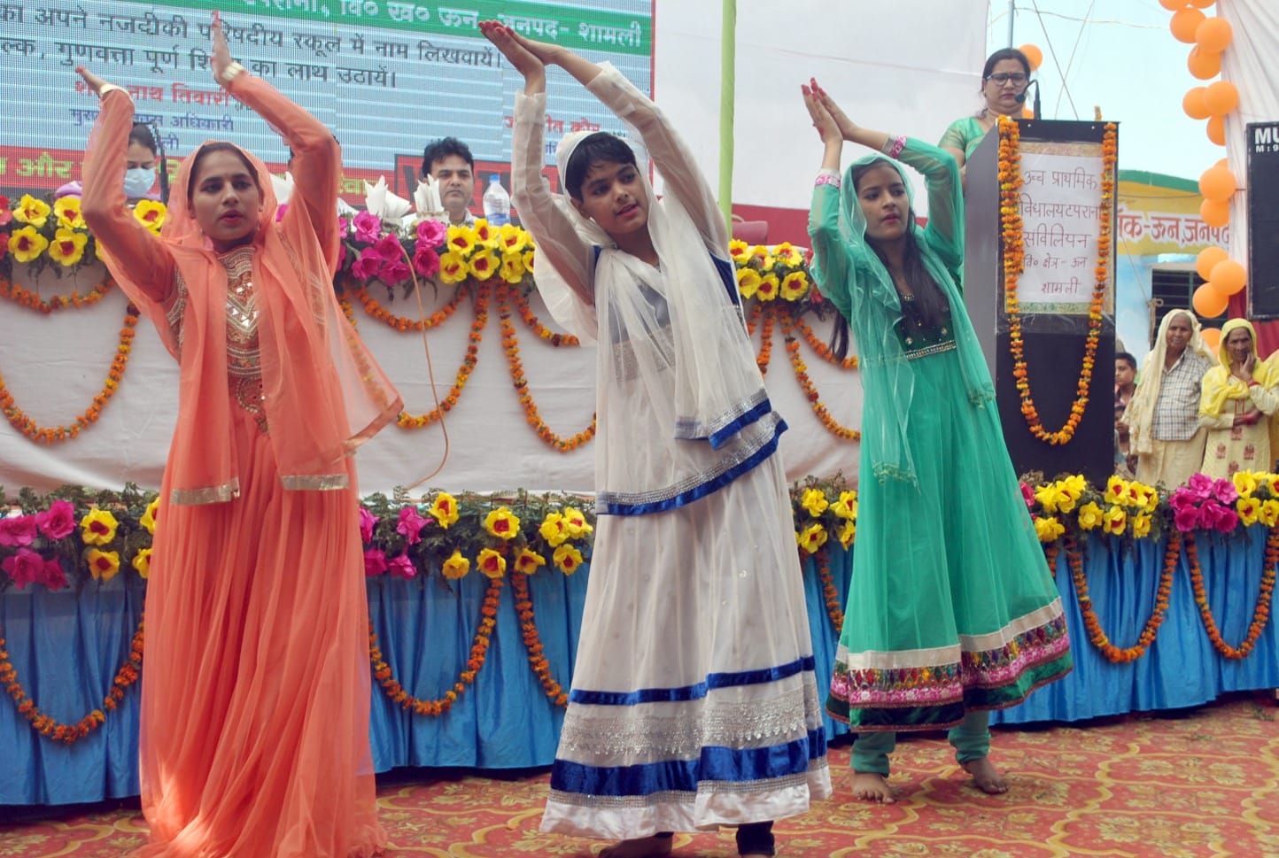 शामली क्षेत्र के गांव टपराना में स्कूल चलो अभियान के दौरान सांस्कृतिक कार्यक्रम प्रस्तुत करती ? शामली क्षेत्र के गांव टपराना में स्कूल चलो अभियान के दौरान सांस्कृतिक कार्यक्रम प्रस्तुत करती ?