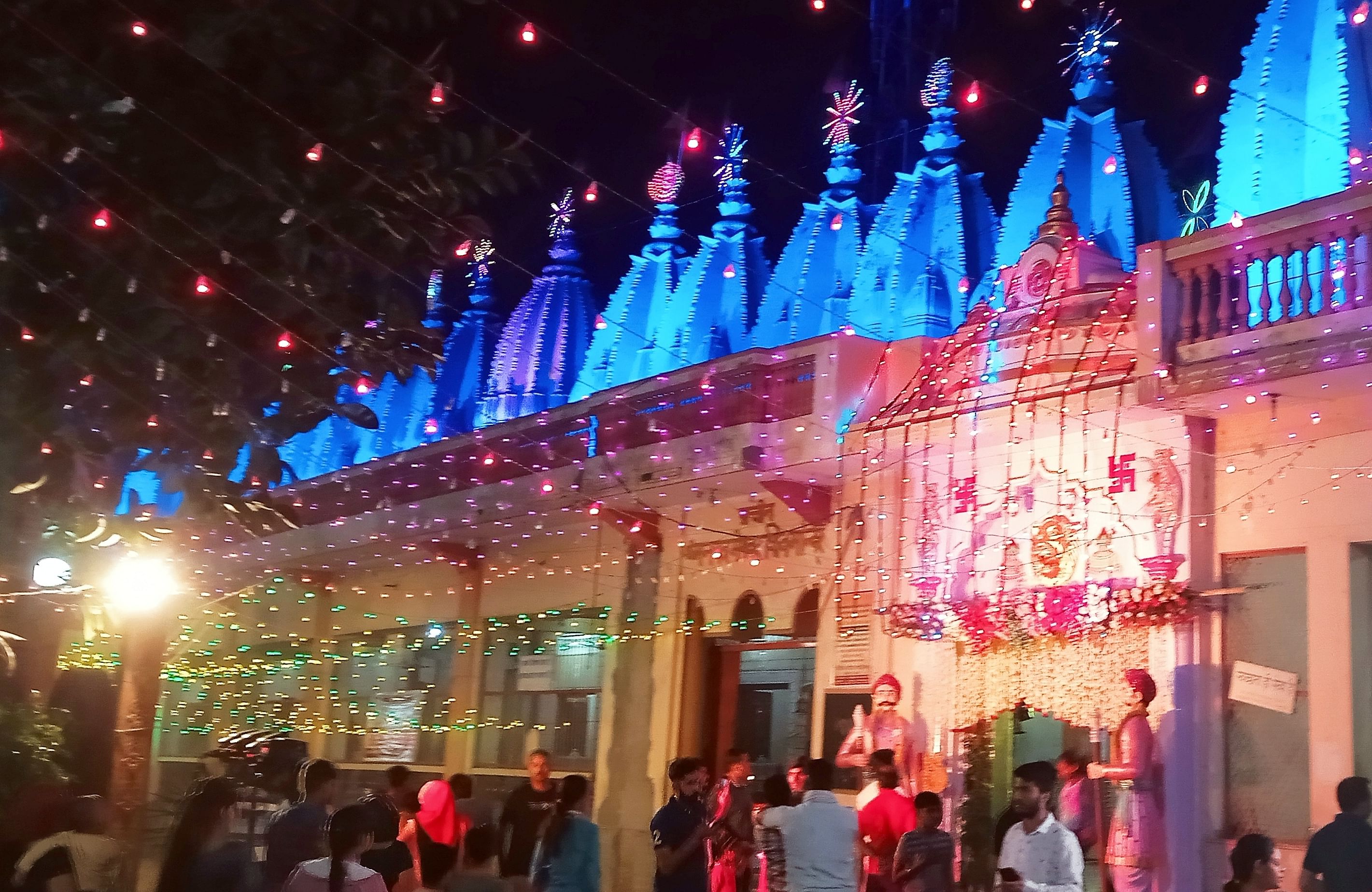 शामली में दादी झुंझुन वाली के  विराट वार्षिक महोत्सव के दोरान रंग बिरंगी लाइटों से सजा हनुमान धाम