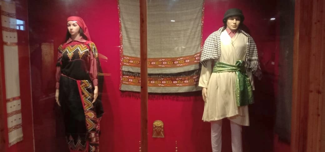 त्रिलोकपुर स्थित सिरमौर संस्कृति संग्रहालय में हिमाचली परिधानों से सुसज्जित प्रतिमाएं। त्रिलोकपुर स्थित सिरमौर संस्कृति संग्रहालय में हिमाचली परिधानों से सुसज्जित प्रतिमाएं।