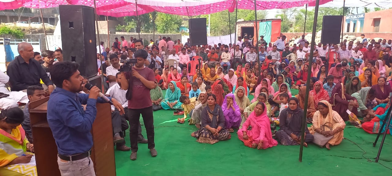 उधमपुर: गुरु नाभा दास की जयंती के अवसर पर भजन गाते हुए तथा बैठी संगत. उधमपुर: गुरु नाभा दास की जयंती के अवसर पर भजन गाते हुए तथा बैठी संगत.