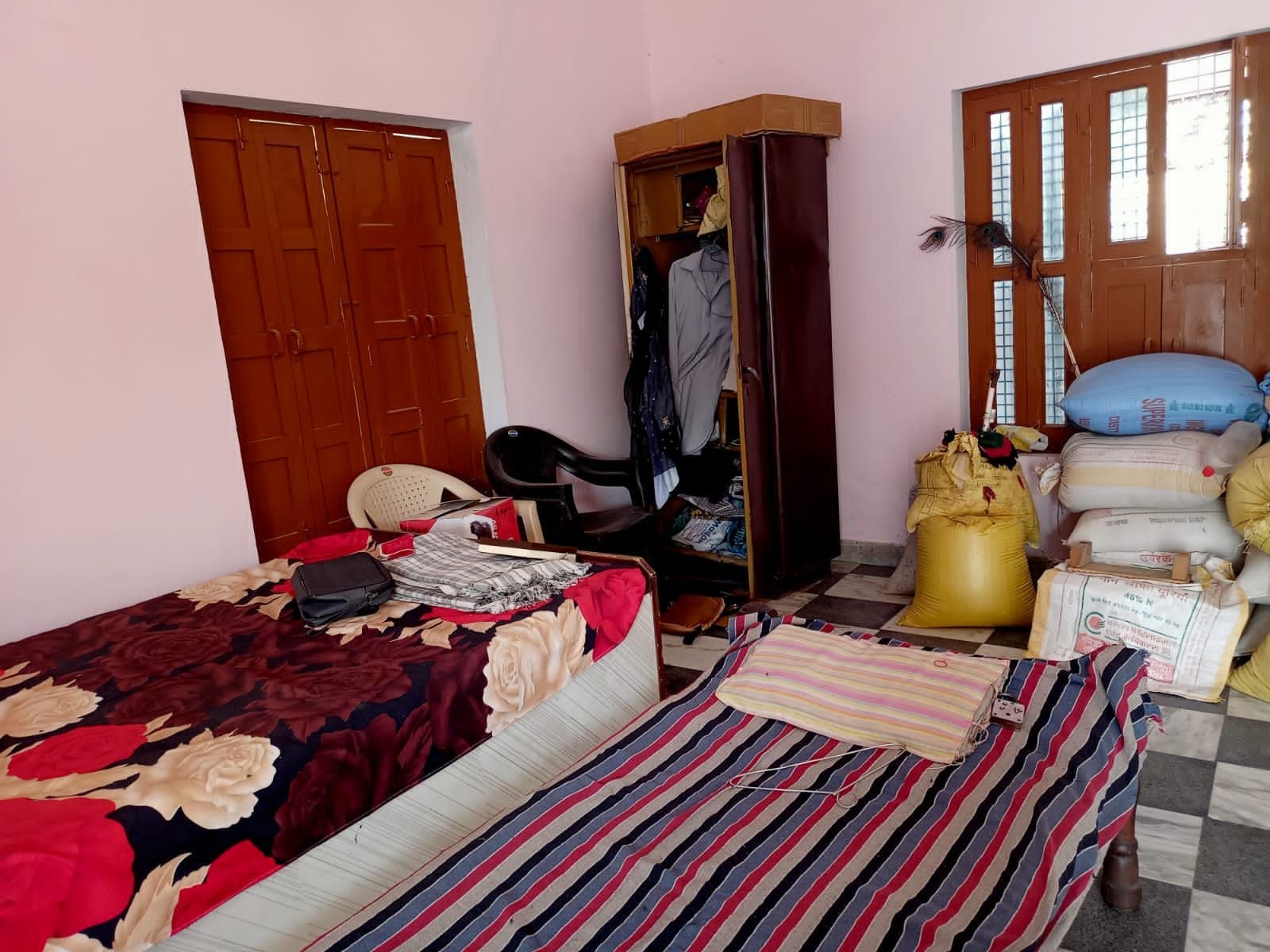 वारदात के बाद कमरे में खुली पड़ी अलमारी और बिखरा पड़ा सामान। वारदात के बाद कमरे में खुली पड़ी अलमारी और बिखरा पड़ा सामान।
