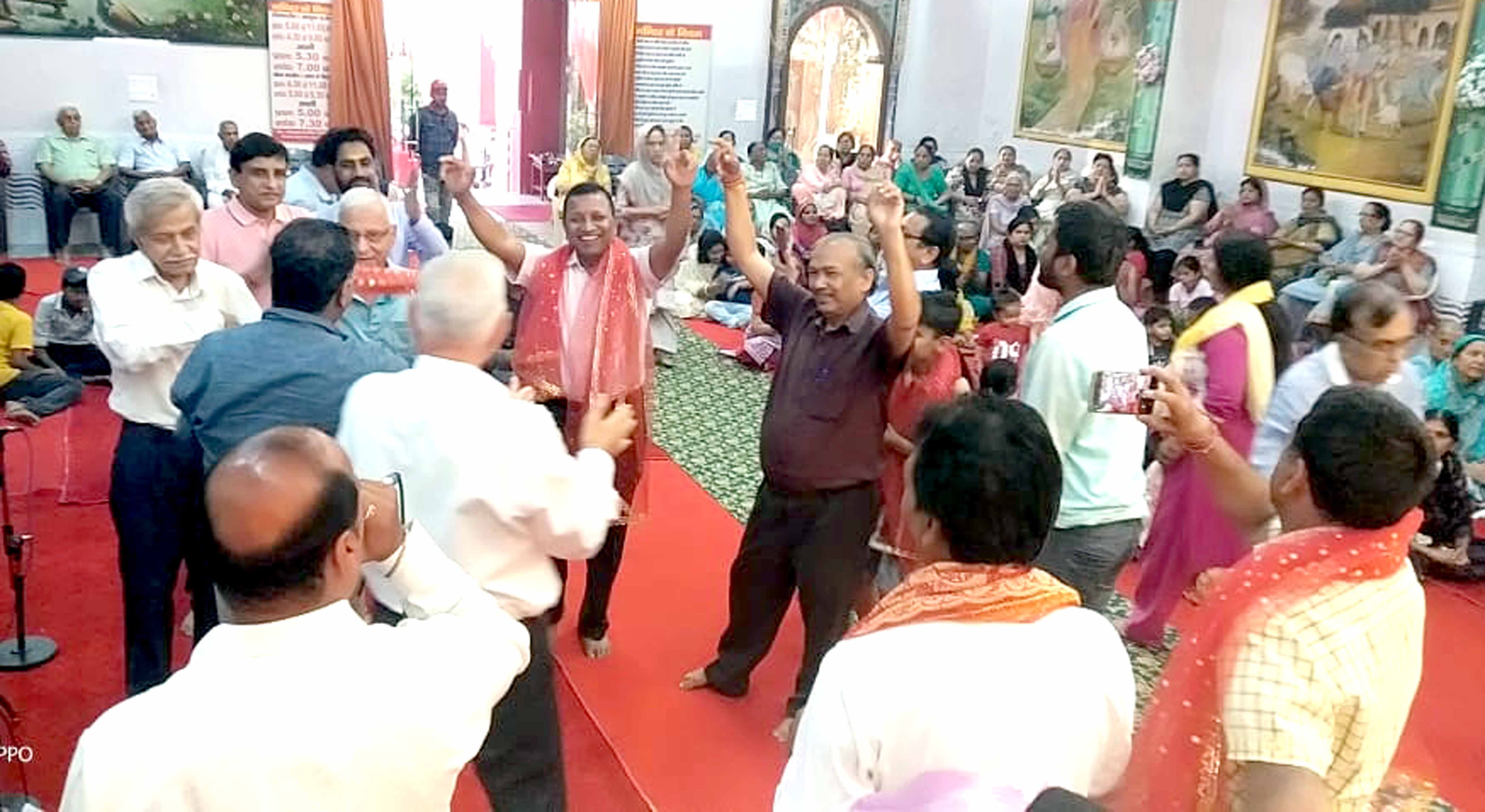 अंबाला सिटी के सेक्टर नौ स्थित श्री महादेव मंदिर एवं सत्संग भवन में आयोजित कीर्तन में झूमते भक्त?