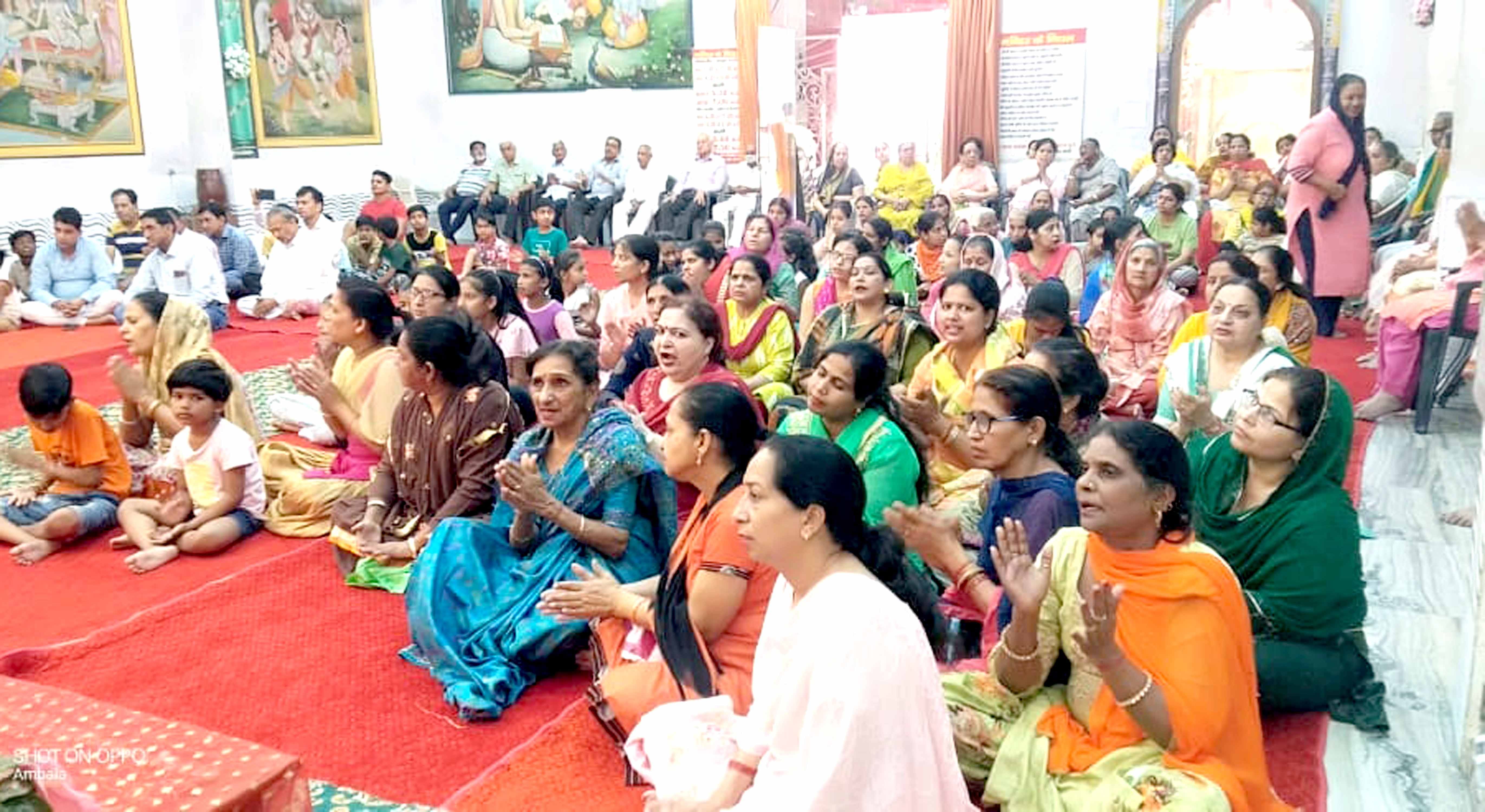 अंबाला सिटी के सेक्टर नौ स्थित श्री महादेव मंदिर एवं सत्संग भवन में भजन कीर्तन करते भक्तजन।