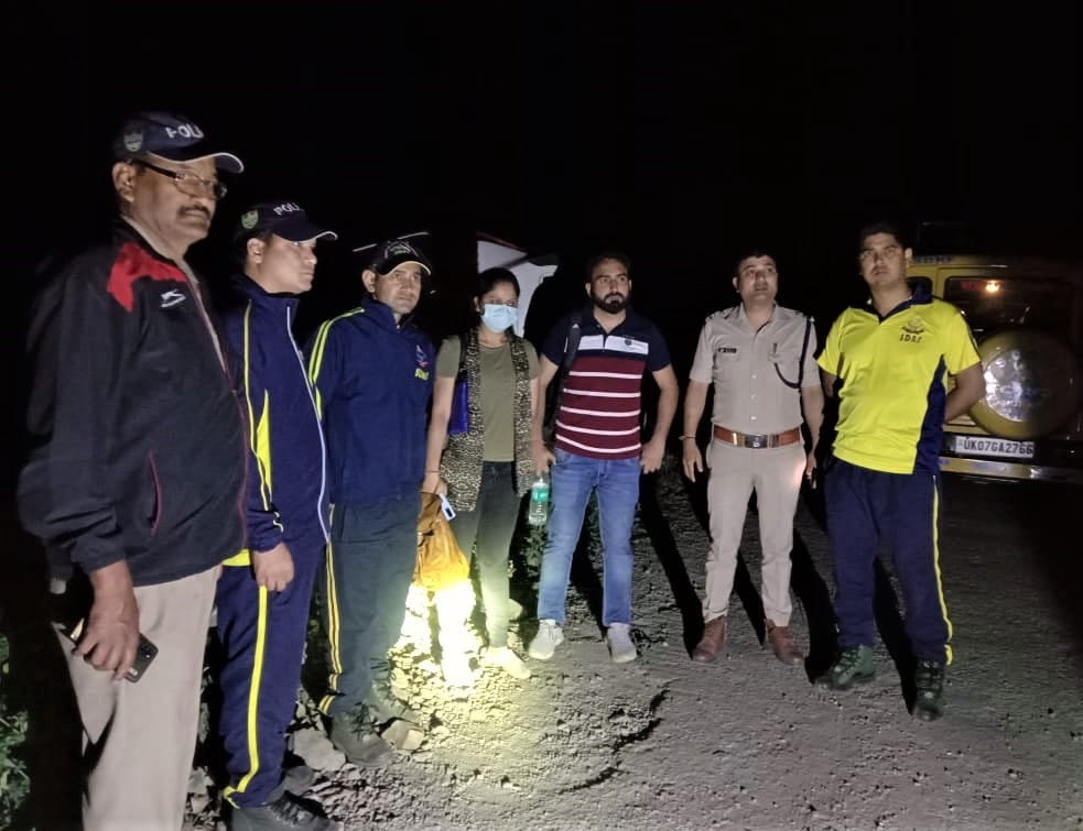 एसडीआरएफ टीम ने हवा में लटकी कार से पर्यटकों को सकुशल बचाया