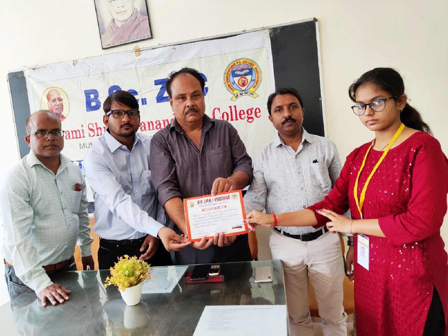 एसएस कॉलेज में आयोजित कार्यशाला में प्रमाण पत्र देते वनस्पति विज्ञान विभागाध्यक्ष डॉ आदर्श पां? एसएस कॉलेज में आयोजित कार्यशाला में प्रमाण पत्र देते वनस्पति विज्ञान विभागाध्यक्ष डॉ आदर्श पां?