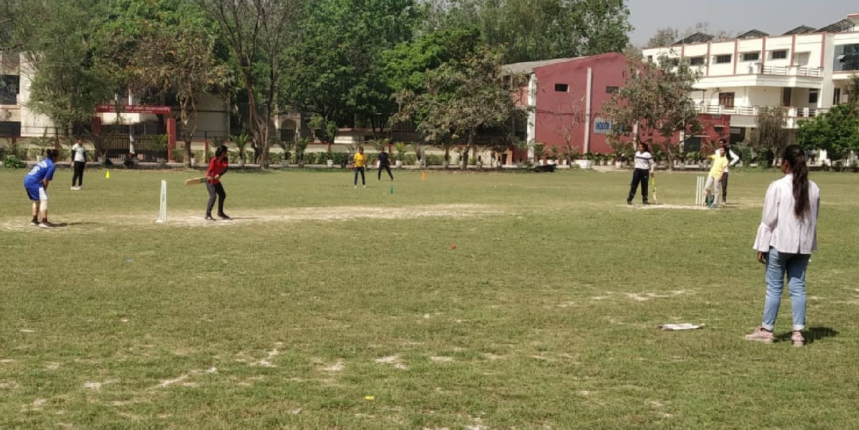 एसएस कॉलेज मैदान पर क्रिकेट खेलती छात्राएं एसएस कॉलेज मैदान पर क्रिकेट खेलती छात्राएं