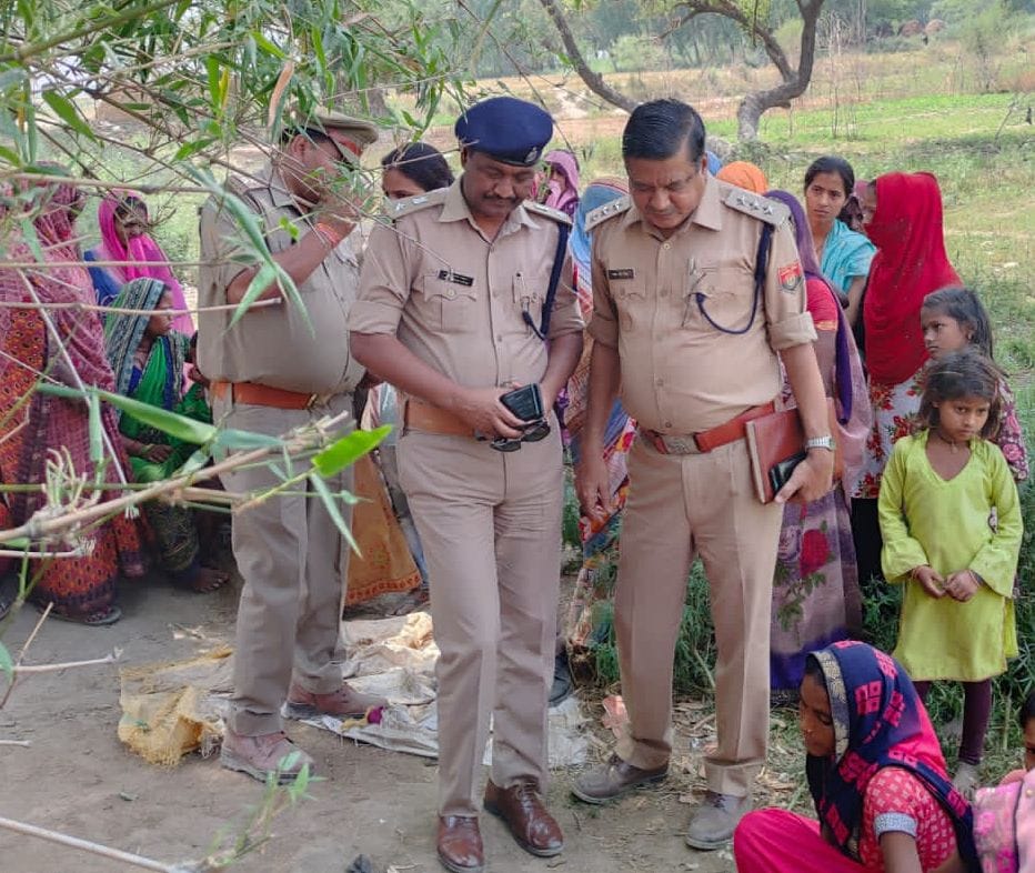 फोटो-37- घटनास्थल पर जांच करते एएसपी अनिल कुमार यादव फोटो-37- घटनास्थल पर जांच करते एएसपी अनिल कुमार यादव