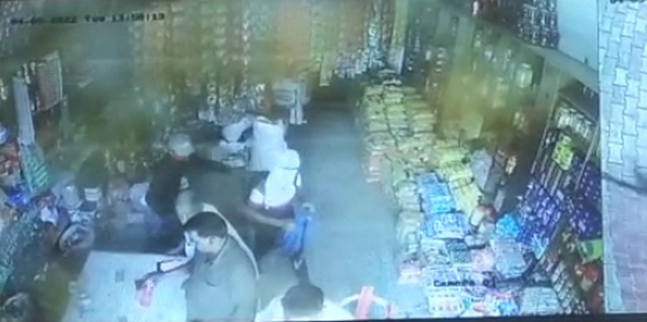 हापुड़। सीसीटीवी में कैद इंद्रलोक कॉलोनी में लूट करने वाले बदमाश । संवाद हापुड़। सीसीटीवी में कैद इंद्रलोक कॉलोनी में लूट करने वाले बदमाश । संवाद