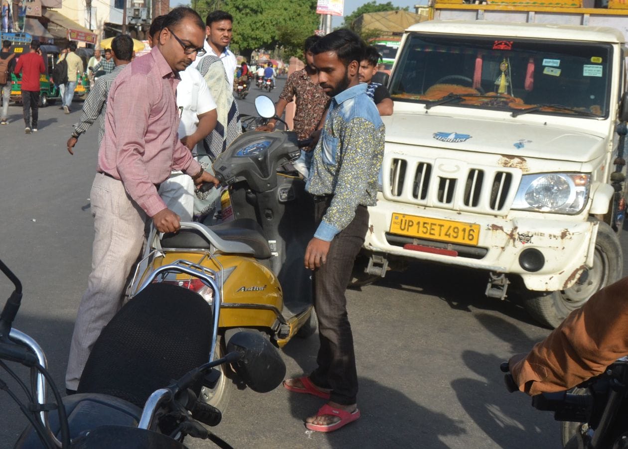 इंद्रलोक कालोनी में व्यापारी को गोली मारकर लूट होने के विरोध में पक्का बाग चौराहे पर जाम लगाते लो इंद्रलोक कालोनी में व्यापारी को गोली मारकर लूट होने के विरोध में पक्का बाग चौराहे पर जाम लगाते लो