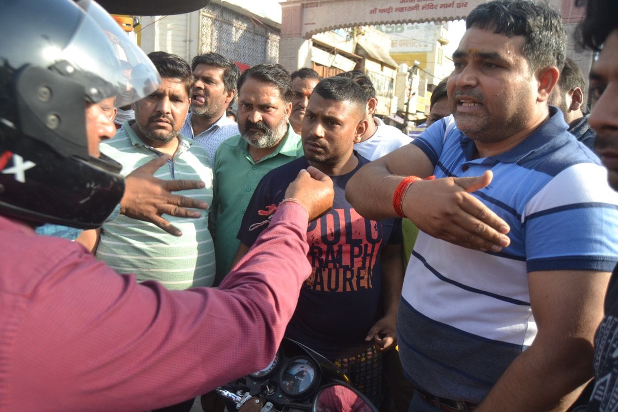 इंद्रलोक कालोनी में व्यापारी को गोली मारकर लूट होने के विरोध में पक्का बाग चौराहे पर जाम लगाते सम इंद्रलोक कालोनी में व्यापारी को गोली मारकर लूट होने के विरोध में पक्का बाग चौराहे पर जाम लगाते सम