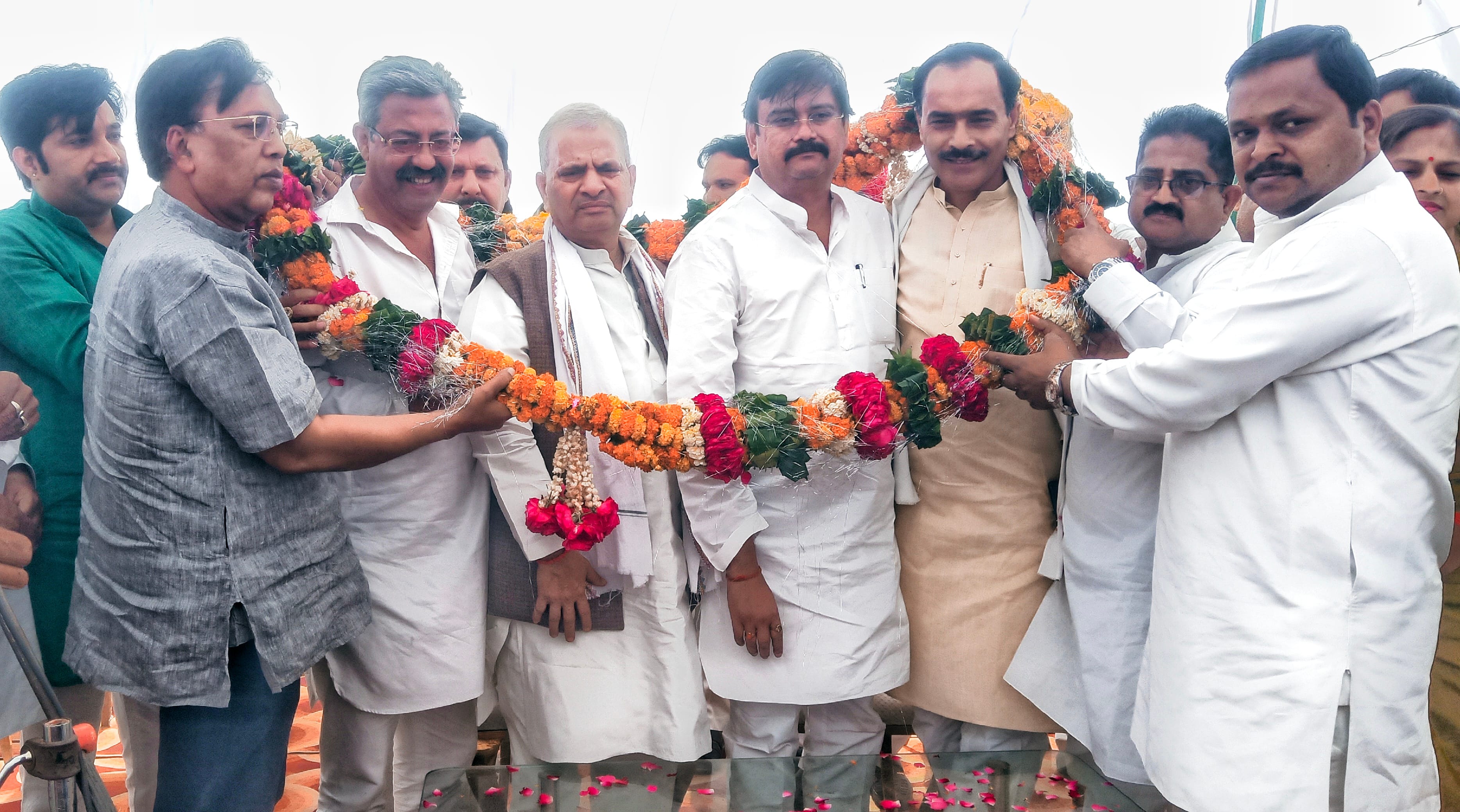 खुटार में सपा के प्रदेश अध्यक्ष का माला पहनाकर स्वागत करते पदाधिकारी खुटार में सपा के प्रदेश अध्यक्ष का माला पहनाकर स्वागत करते पदाधिकारी