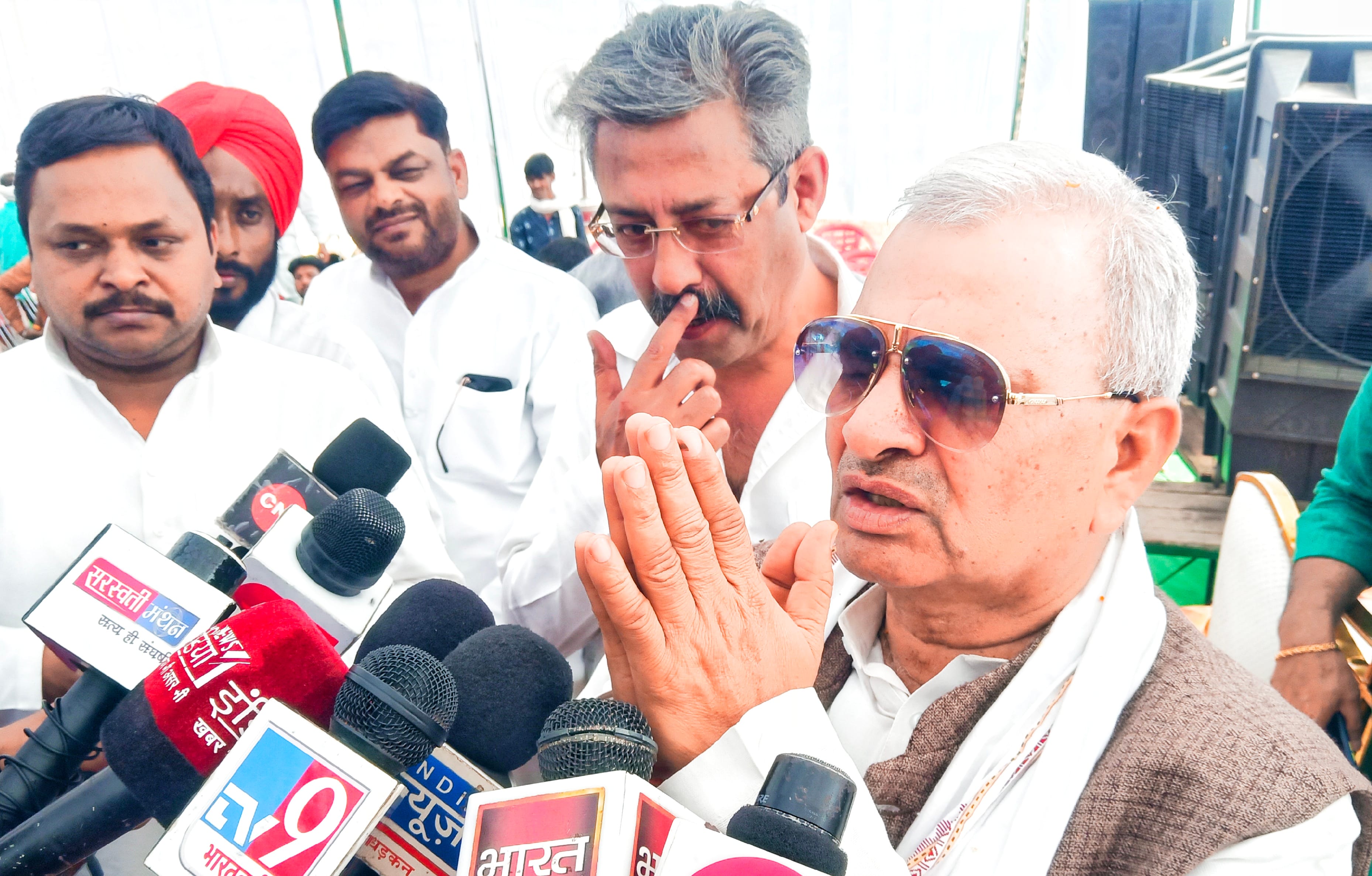 मीडिया कर्मियों से हाथ जोड़कर लोकतंत्र बचाने की अपील करते सपा के प्रदेश अध्यक्ष नरेश उत्तम पटेल मीडिया कर्मियों से हाथ जोड़कर लोकतंत्र बचाने की अपील करते सपा के प्रदेश अध्यक्ष नरेश उत्तम पटेल