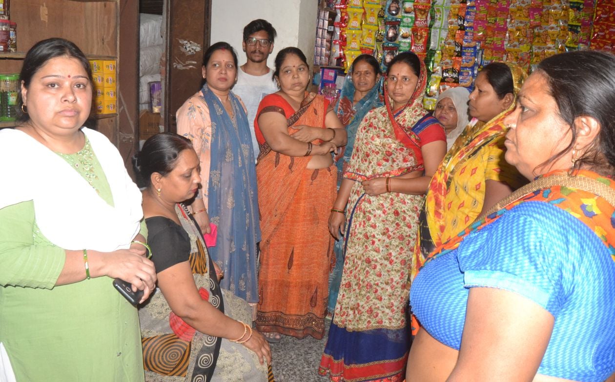 मंगलवार को इंद्रलोक कालोनी में लूट होने के बाद दुकान में रोती घायल व्यापारी सुशील की पत्नी । संव? मंगलवार को इंद्रलोक कालोनी में लूट होने के बाद दुकान में रोती घायल व्यापारी सुशील की पत्नी । संव?