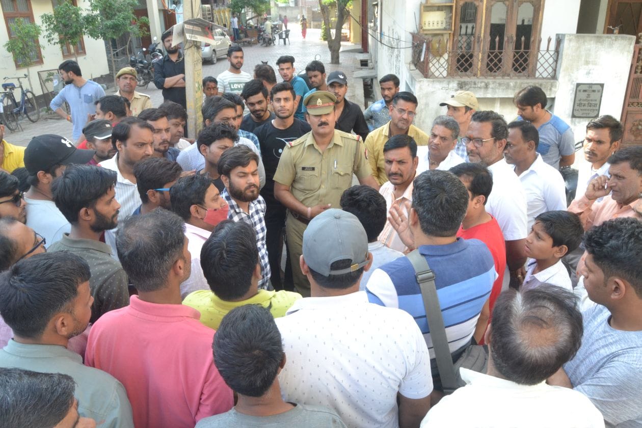 मंगलवार को इंद्रलोक कालोनी में व्यापारी के साथ लूट होने के बाद भीम नगर चौकी इंचार्ज का घेराव करते मंगलवार को इंद्रलोक कालोनी में व्यापारी के साथ लूट होने के बाद भीम नगर चौकी इंचार्ज का घेराव करते