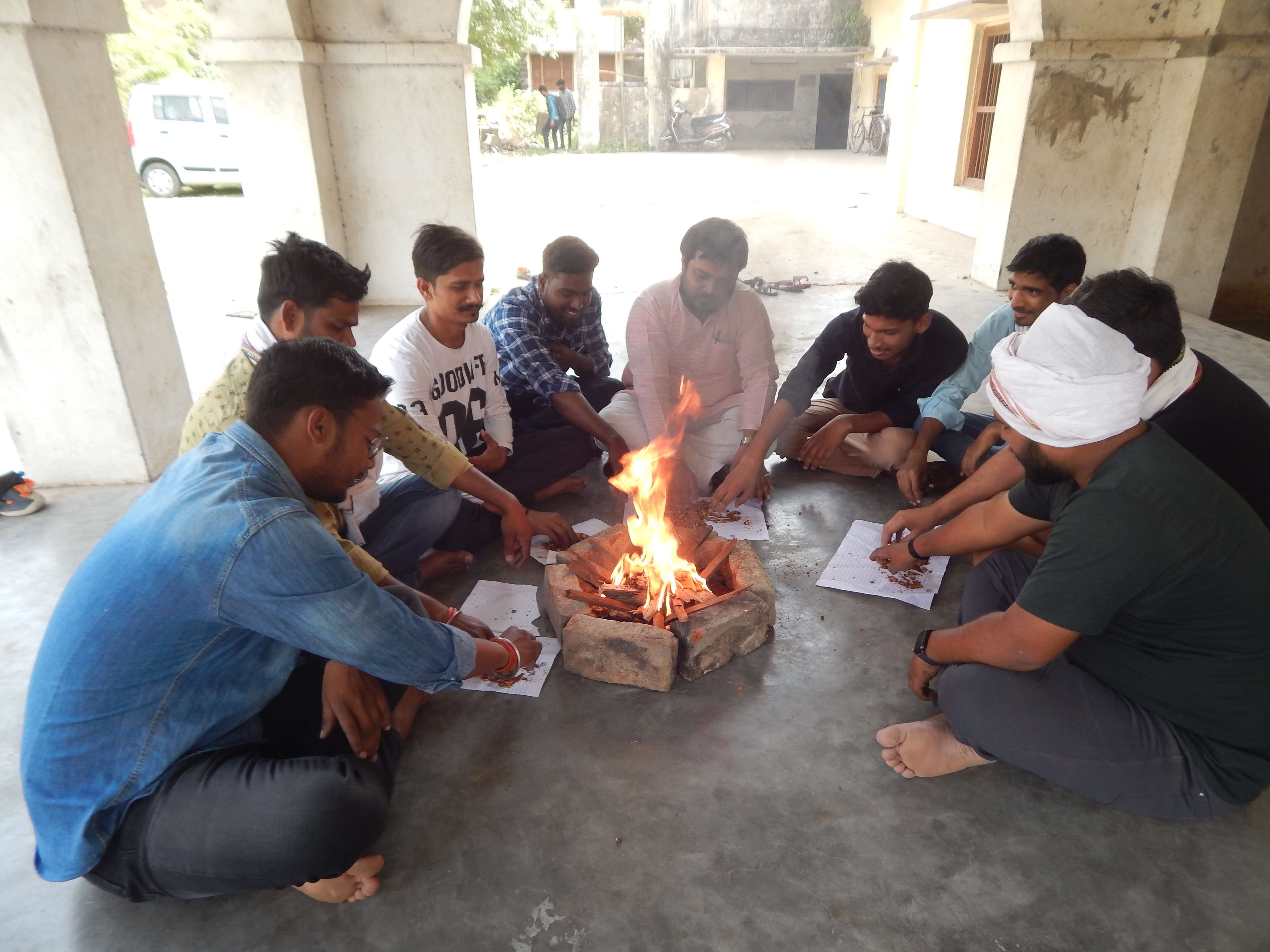 नगर के भृगु आश्रम मोहल्ला में जिलाधिकारी और पुलिस अधीक्षक के लिए बुद्धि-शुद्धि यज्ञ करते छात्रस? नगर के भृगु आश्रम मोहल्ला में जिलाधिकारी और पुलिस अधीक्षक के लिए बुद्धि-शुद्धि यज्ञ करते छात्रस?