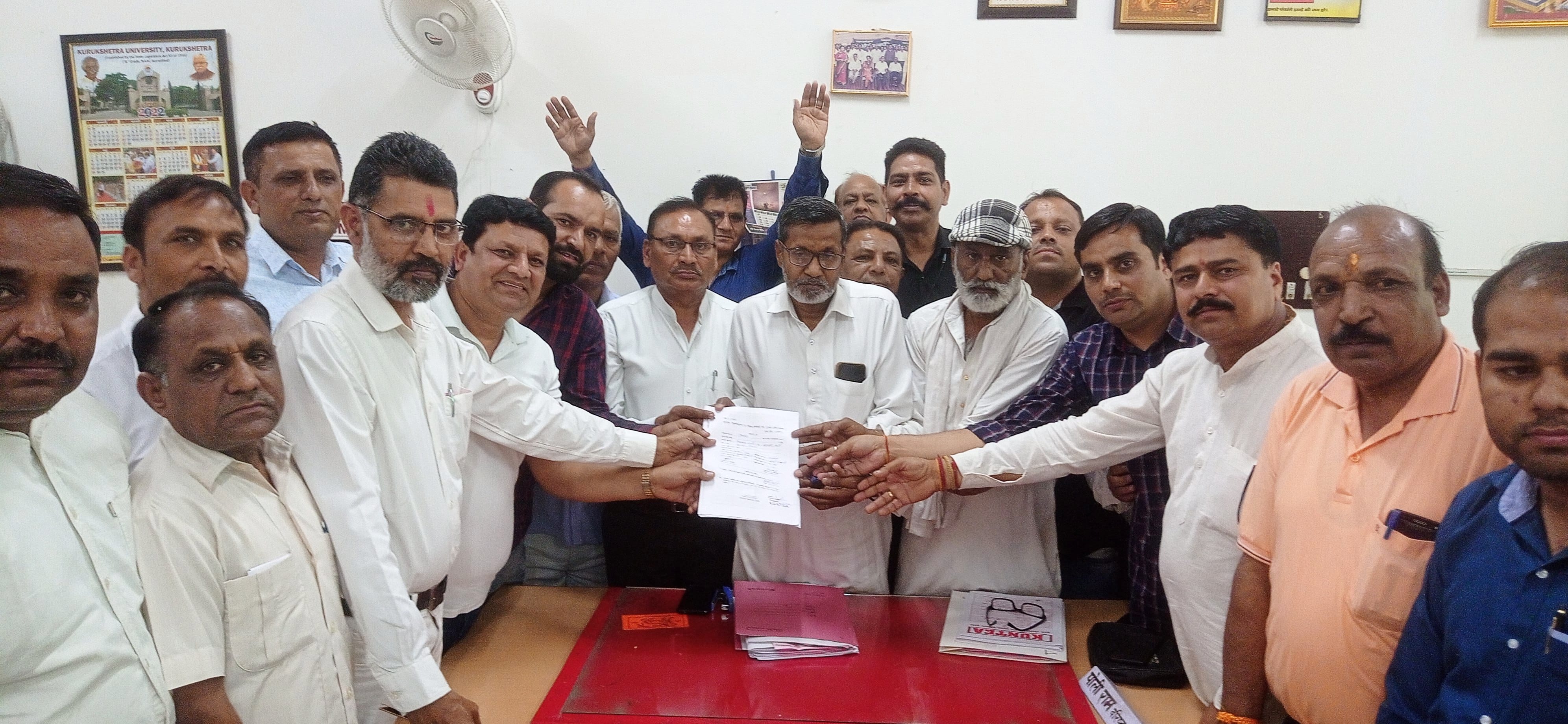 प्रधान पद के लिए नामांकन पत्र सौंपते नीलकंठ शर्मा व उनके समर्थक। संवाद