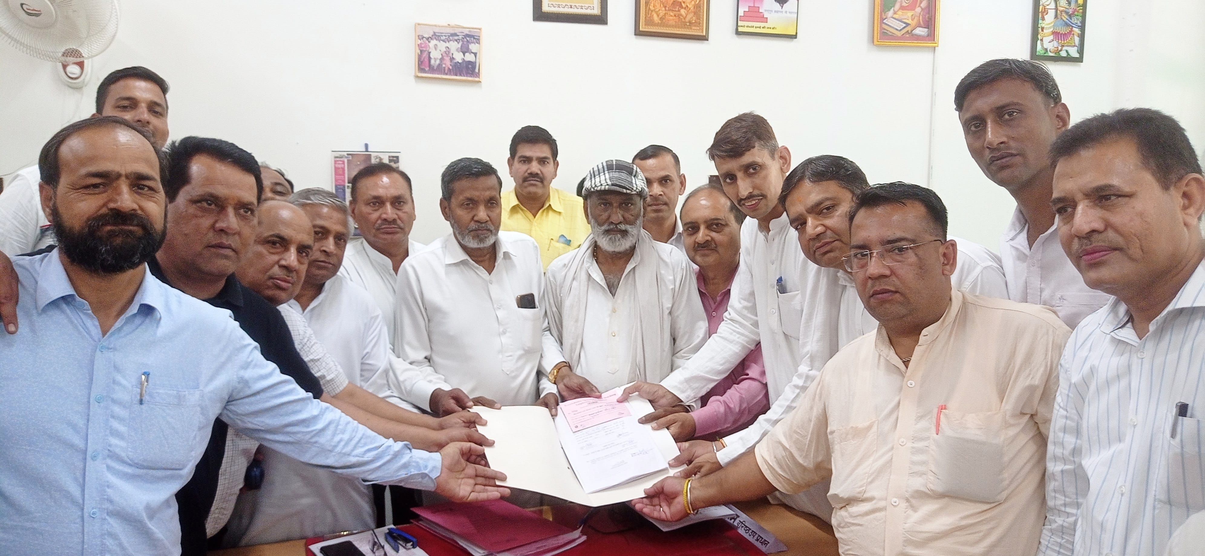 प्रधान पद के लिए नामाकंन पत्र दाखिल करते राम कुमार गुर्जर व उनके समर्थक। संवाद