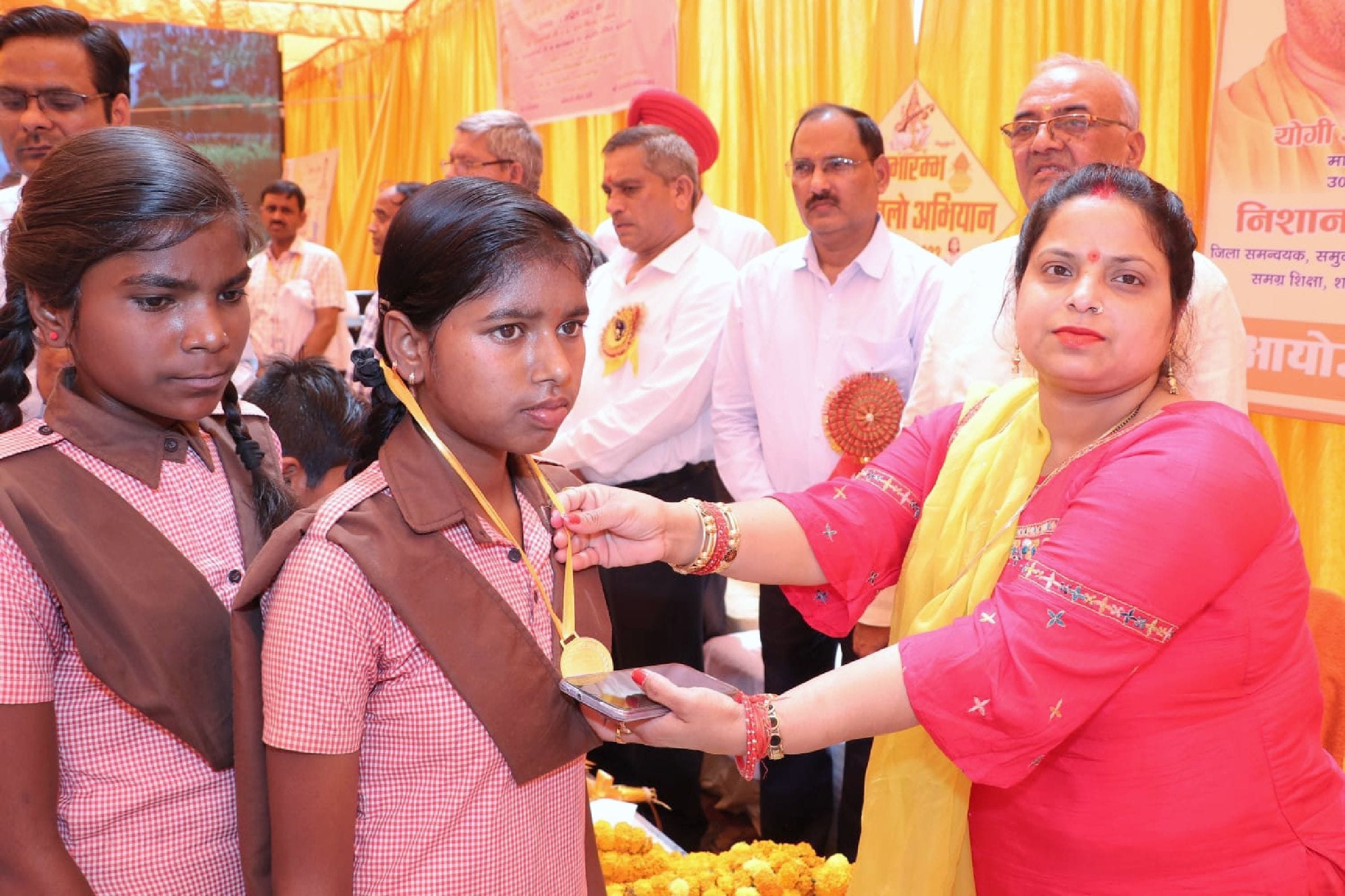 शाहजहांपुर में स्कूल चलो अभियान कार्यक्रम में छात्राओं को सम्मानित करती जिला पंचायत अध्यक्ष मम?