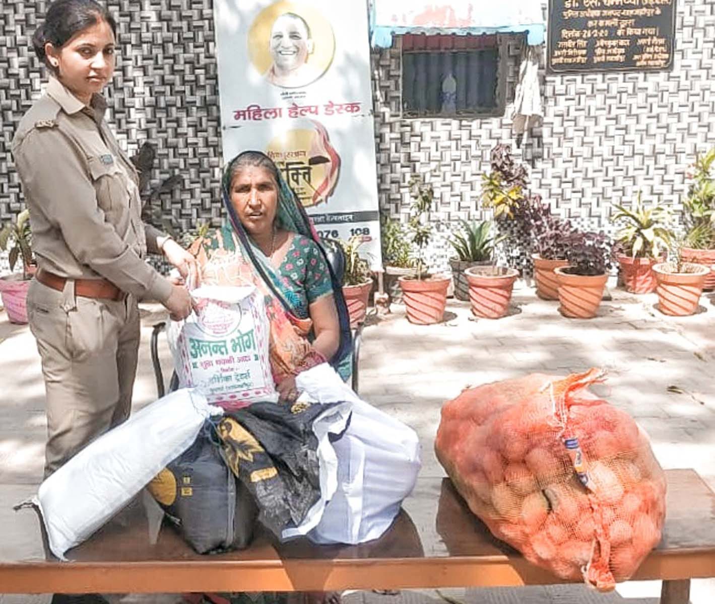 शाहजहांपुर। पीड़ित महिला को राशन सामग्री देती सिपाही रुची पांडेय। संवाद शाहजहांपुर। पीड़ित महिला को राशन सामग्री देती सिपाही रुची पांडेय। संवाद