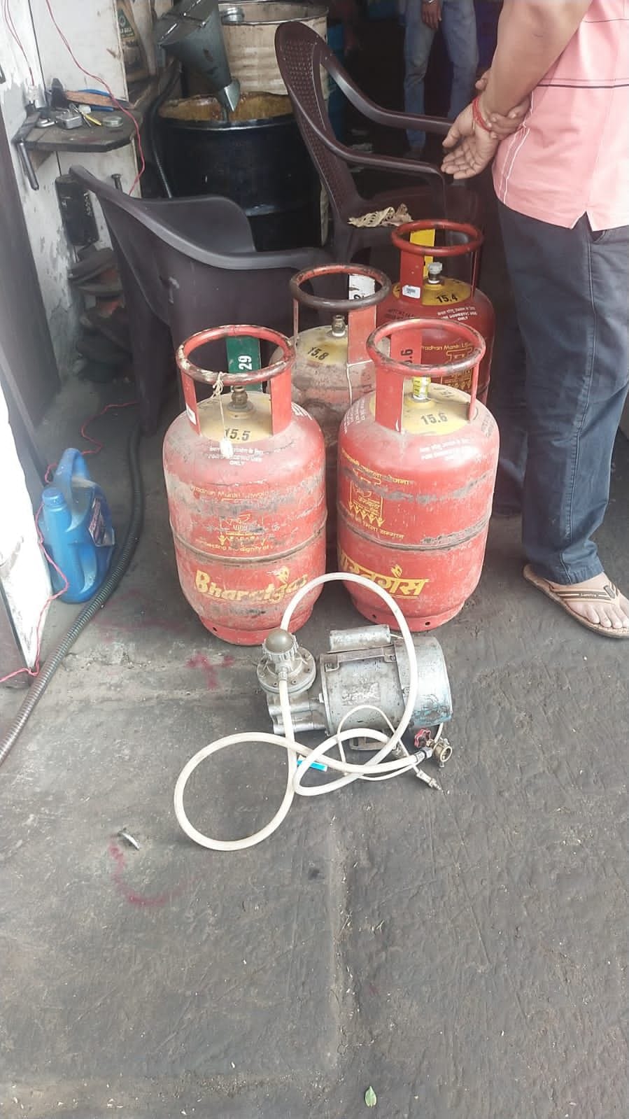 विभाग की ओर से की गई छापा मार कार्रवाई के दौरान बरामद किए गए सिलिंडर। विभाग की ओर से की गई छापा मार कार्रवाई के दौरान बरामद किए गए सिलिंडर।