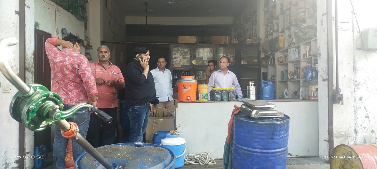विभाग की ओर से की गई छापा मार कार्रवाई के दौरान दुकान पर उपस्थित अधिकारी और कर्मचारी। विभाग की ओर से की गई छापा मार कार्रवाई के दौरान दुकान पर उपस्थित अधिकारी और कर्मचारी।