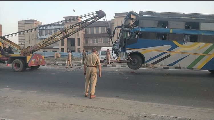 Gros accident de la route dans un bus percuté dans un conteneur à Gajraula