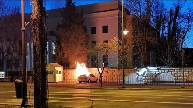 हादसा या साजिश? : रूसी दूतावास के गेट से टकराने के बाद कार में लगी आग, चालक की दर्दनाक मौत