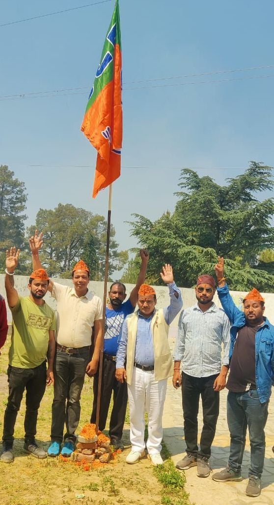 अल्मोड़ा में पार्टी ध्वज फहराकर स्थापना दिवस मनाते भाजपा कार्यकर्ता। अल्मोड़ा में पार्टी ध्वज फहराकर स्थापना दिवस मनाते भाजपा कार्यकर्ता।
