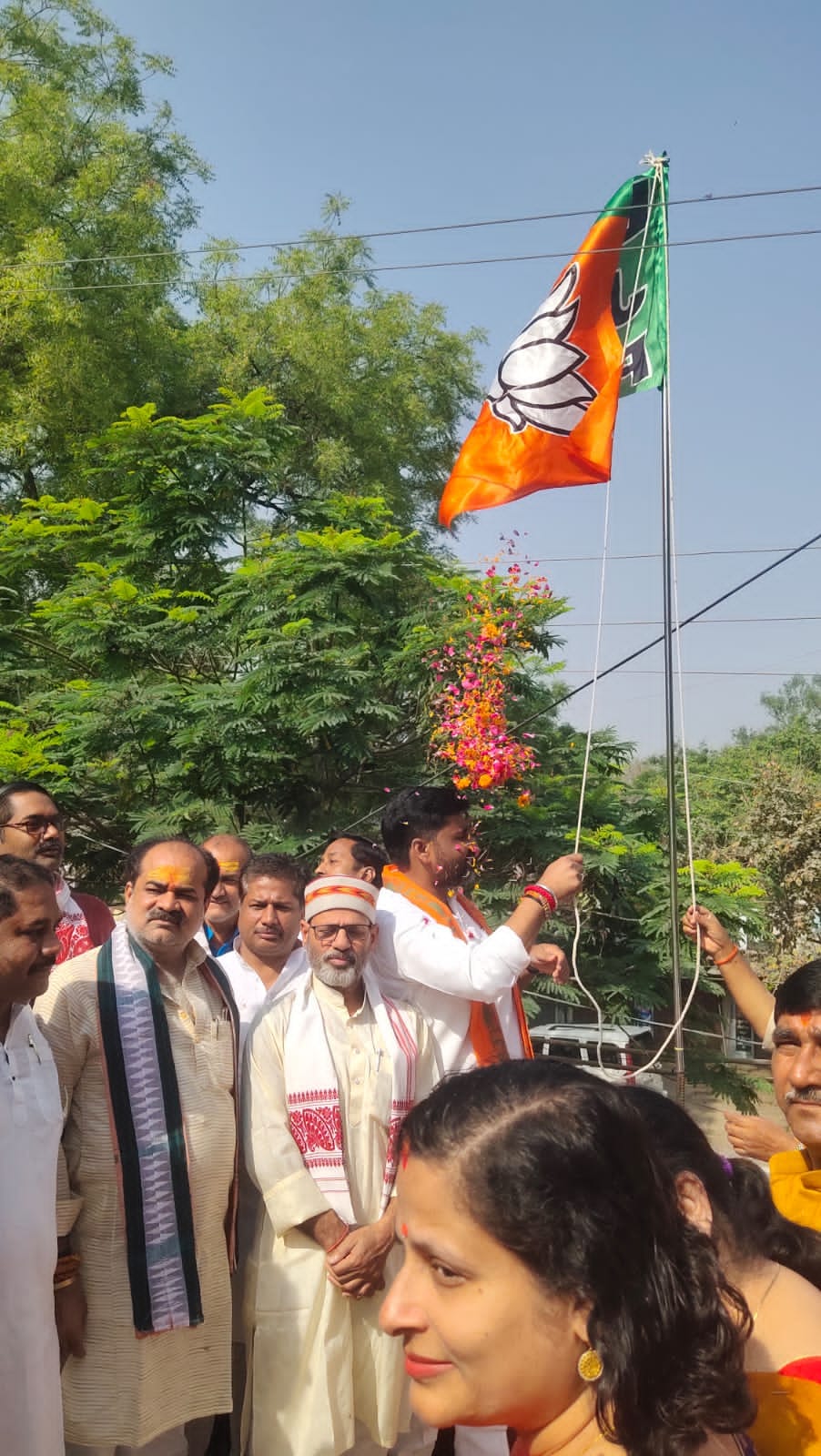 भाजपा के स्थापना दिवस पर नगर के बालनिकेतन स्थित भाजपा कार्यालय पर ध्वजारोहरण करते जिलाध्यक्ष प्