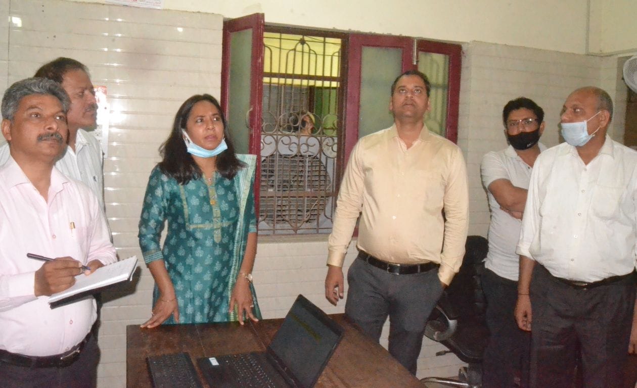 बुधवार को नगरपालिका में निरीक्षण के दौरान कार्यालय में दीवार पर आई सीलन को देखते डीएम अनुज सिंह। 