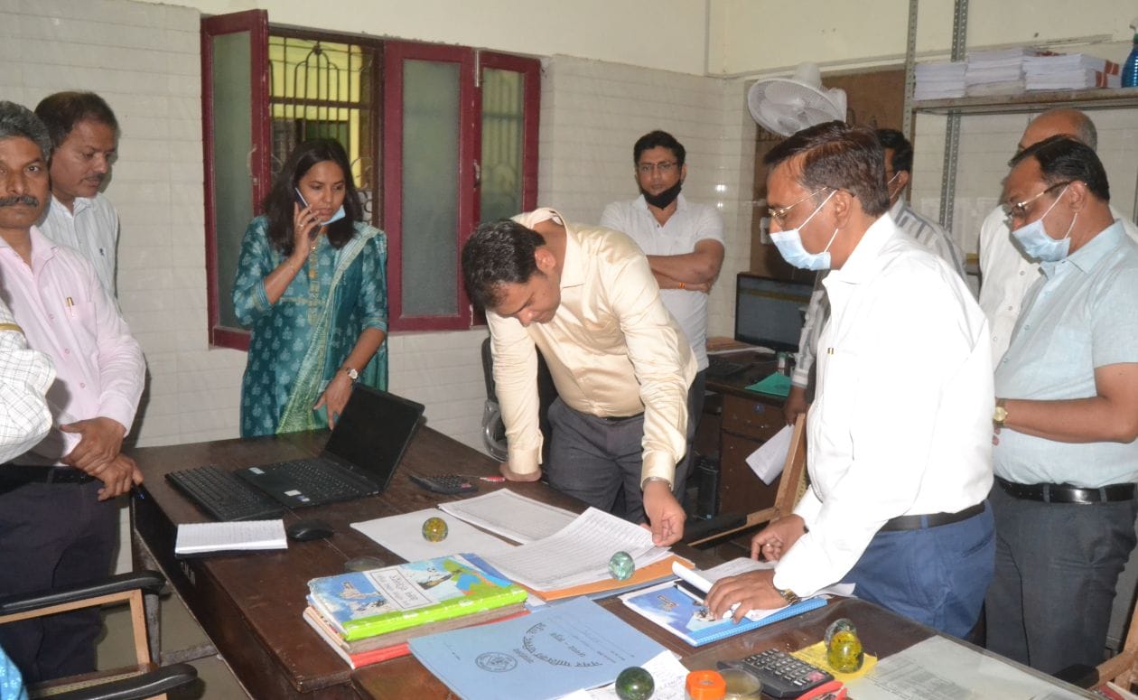 बुधवार को नगरपालिका में निरीक्षण के दौरान रजिस्टर चेक करते डीएम अनुज सिंह। संवाद
