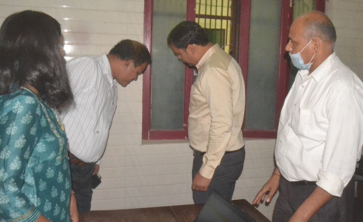 बुधवार को नगरपालिका में निरीक्षण के दौरान टूटी खिड़की ईओ को दिखाते डीएम अनुज सिंह। संवाद