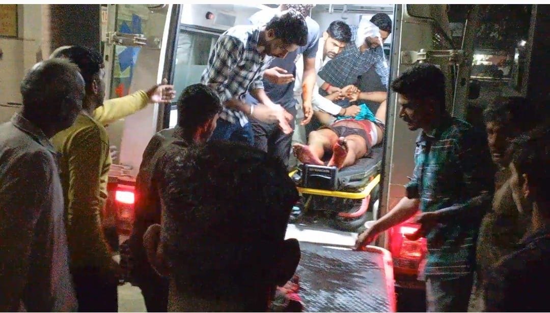 गोली लगने से घायल युवक को एंबुलेंस में लेकर जाते हुए। गोली लगने से घायल युवक को एंबुलेंस में लेकर जाते हुए।