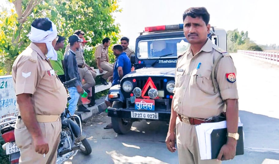 गोमती नदी के चकलुआ घाट पर मामले की जांच करती पुलिस गोमती नदी के चकलुआ घाट पर मामले की जांच करती पुलिस