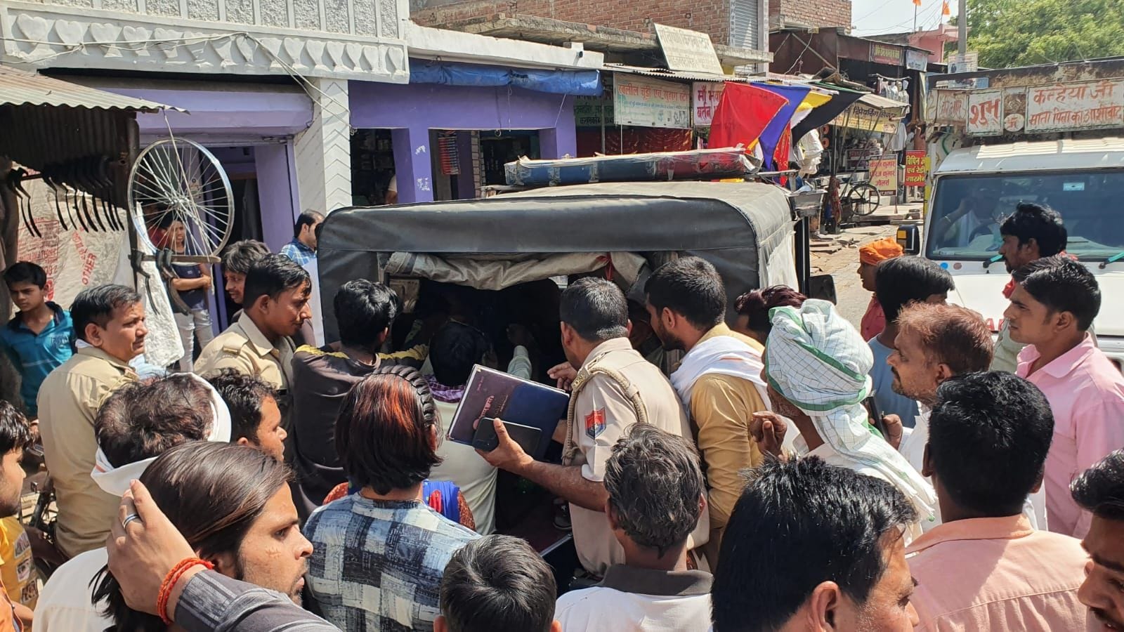 हादसे के मौके पर लगी भीड़ हादसे के मौके पर लगी भीड़