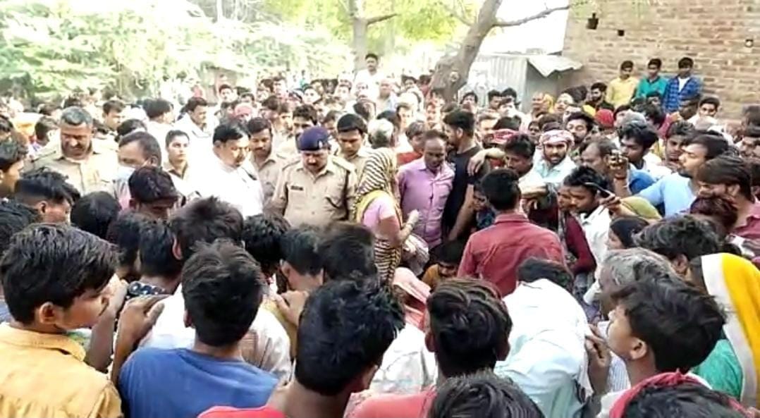 हादसे में मौत की खबर सुनकर घटनास्थल पर पहुंचे ग्रामीण