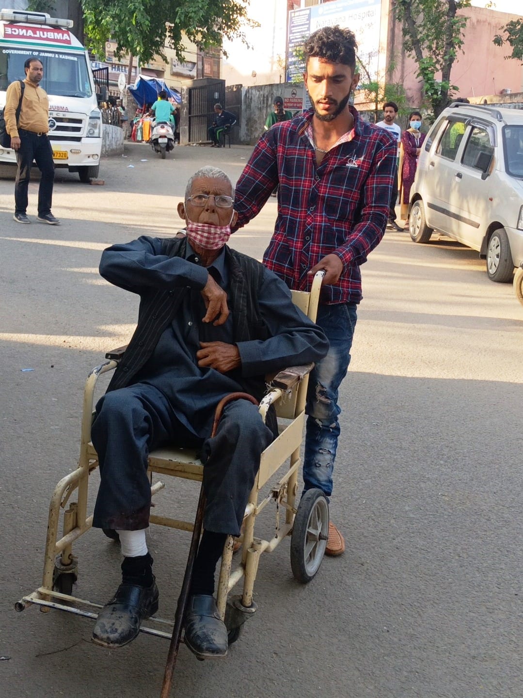 जिला अस्पताल उधमपुर में कुत्ते के काटने पर एंबुलेंस की सुविधा न मिलने पर परेशान मरीज व तीमारदार जिला अस्पताल उधमपुर में कुत्ते के काटने पर एंबुलेंस की सुविधा न मिलने पर परेशान मरीज व तीमारदार
