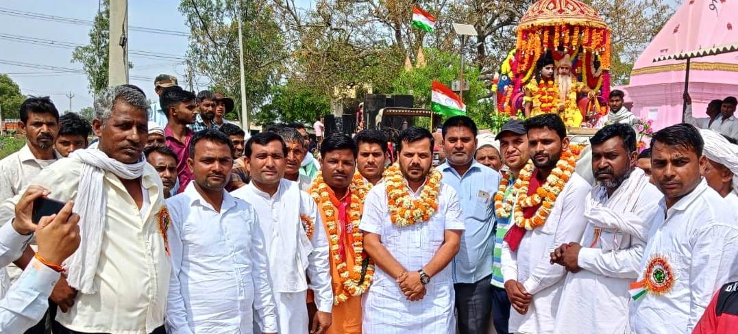 कमरूद्दीन नगर गांव में महर्षि कश्यप जयंती शोभायात्रा में मौजूद भाजपा नेता व कश्यप समाज के लोग। कमरूद्दीन नगर गांव में महर्षि कश्यप जयंती शोभायात्रा में मौजूद भाजपा नेता व कश्यप समाज के लोग।