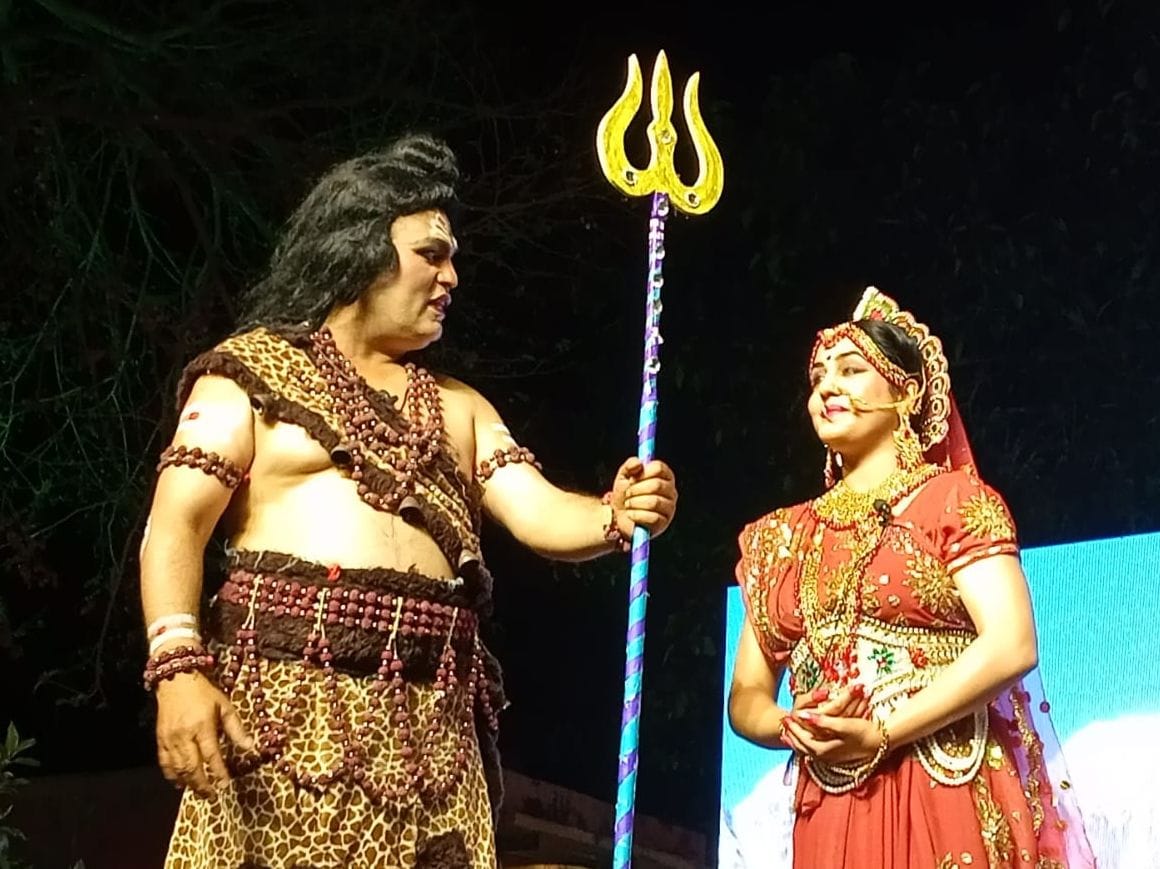 लीला में मंचन करते भगवान शंकर व पार्वती। संवाद लीला में मंचन करते भगवान शंकर व पार्वती। संवाद