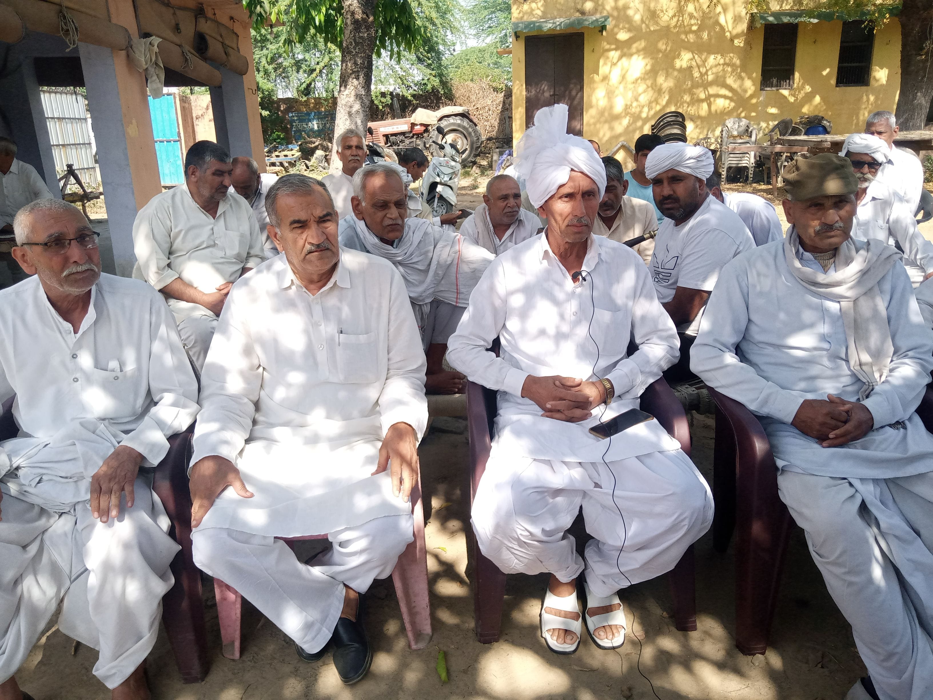 मौजिज लोगों के साथ प्रेसवार्ता करते नव नियुक्त खाप प्रधान जयपाल दहिया। संवाद मौजिज लोगों के साथ प्रेसवार्ता करते नव नियुक्त खाप प्रधान जयपाल दहिया। संवाद