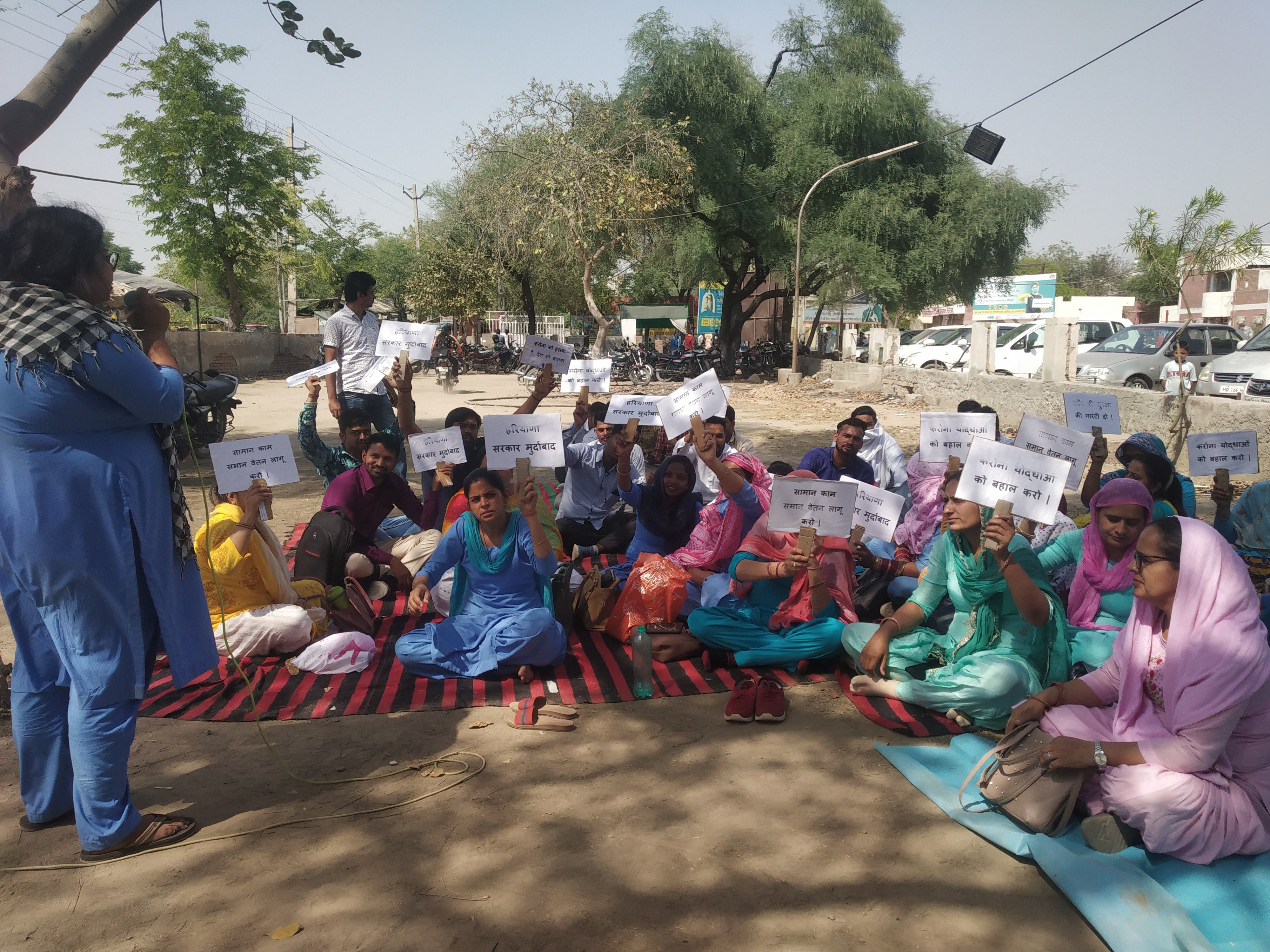 नागरिक अस्पताल में धरने पर बैठे रिलीव किए गए मरीज। 