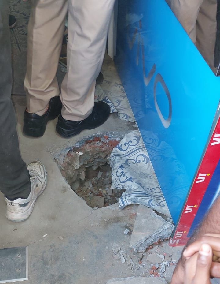 पानीपत। छोटू राम चौक के पास मोबाइल की दुकान के अंदर सुरंग खोदकर घुसा चोर, टूटी हुई जमीन। पानीपत। छोटू राम चौक के पास मोबाइल की दुकान के अंदर सुरंग खोदकर घुसा चोर, टूटी हुई जमीन।