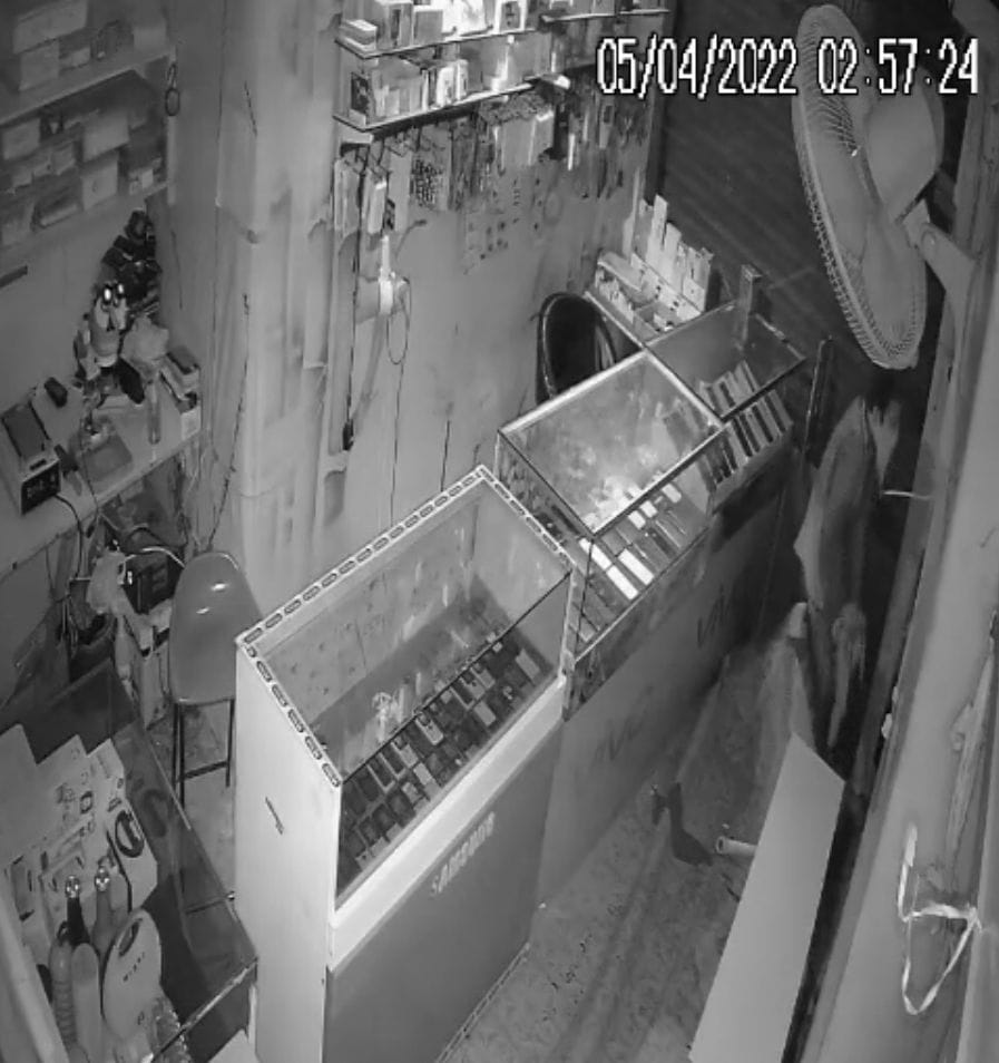 पानीपत। छोटू राम चौक के पास मोबाइल की दुकान के अंदर सुरंग खोदकर घुसता हुआ चोर सीसीटीवी में कैद। पानीपत। छोटू राम चौक के पास मोबाइल की दुकान के अंदर सुरंग खोदकर घुसता हुआ चोर सीसीटीवी में कैद।