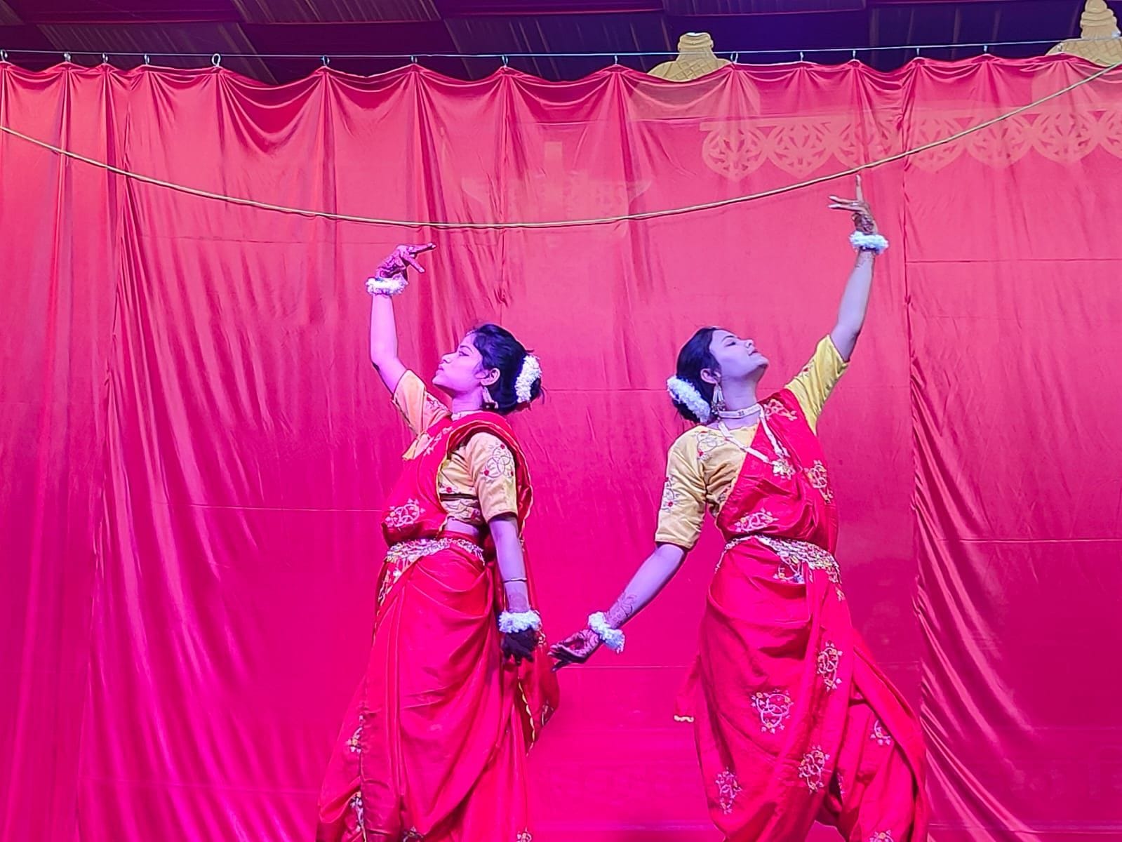 सांस्कृतिक कार्यक्रम प्रस्तुत करतीं बालिकाएं सांस्कृतिक कार्यक्रम प्रस्तुत करतीं बालिकाएं